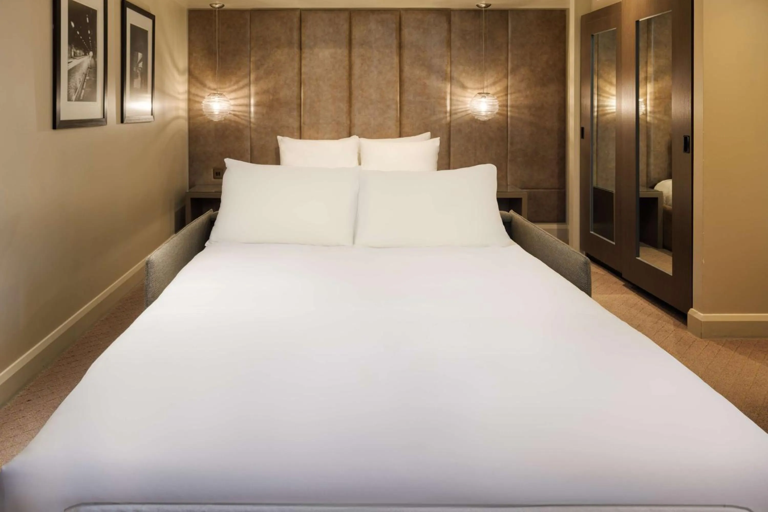 Bedroom, Bed in Radisson Blu Hotel, London Bloomsbury