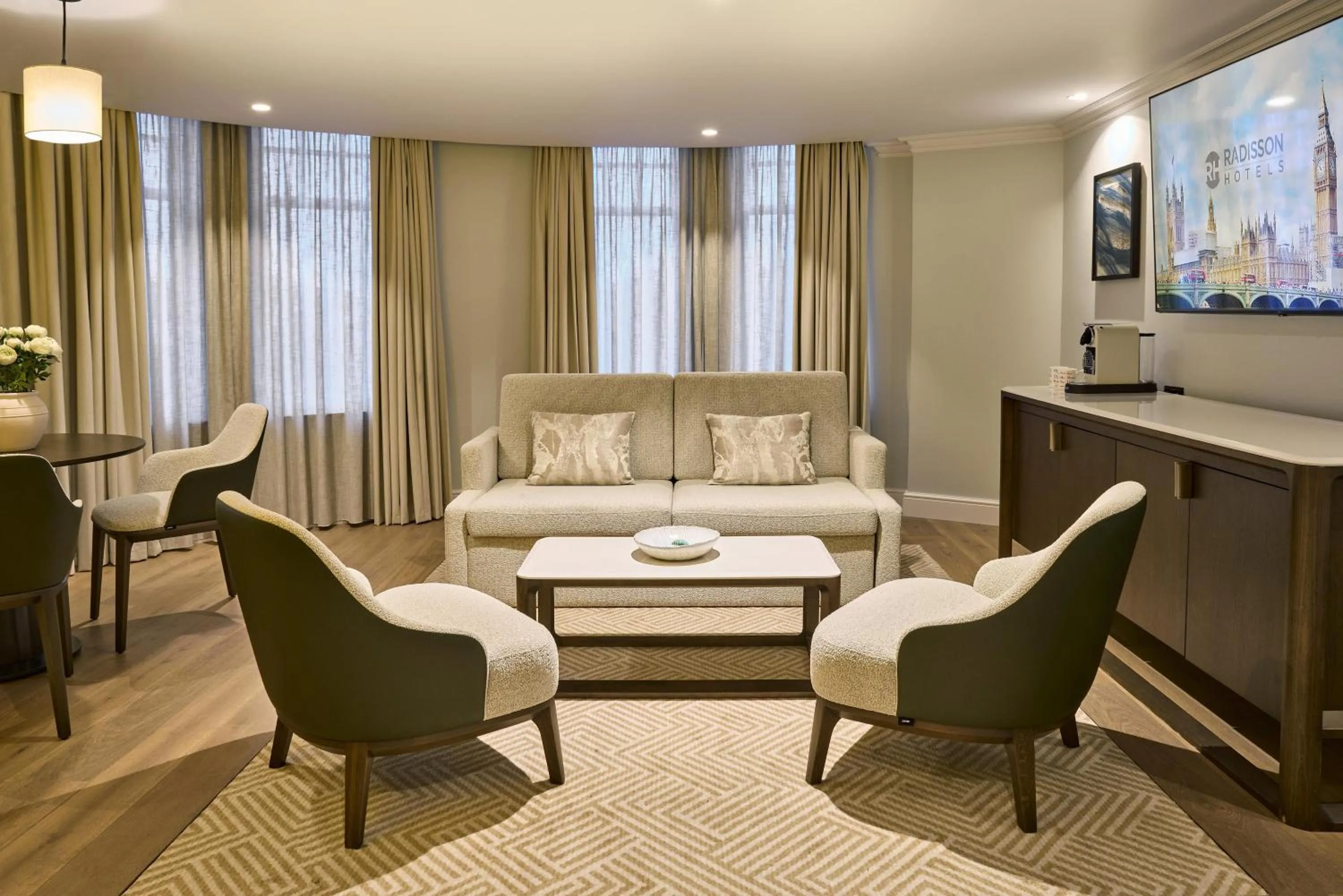 Photo of the whole room in Radisson Blu Hotel, London Bloomsbury