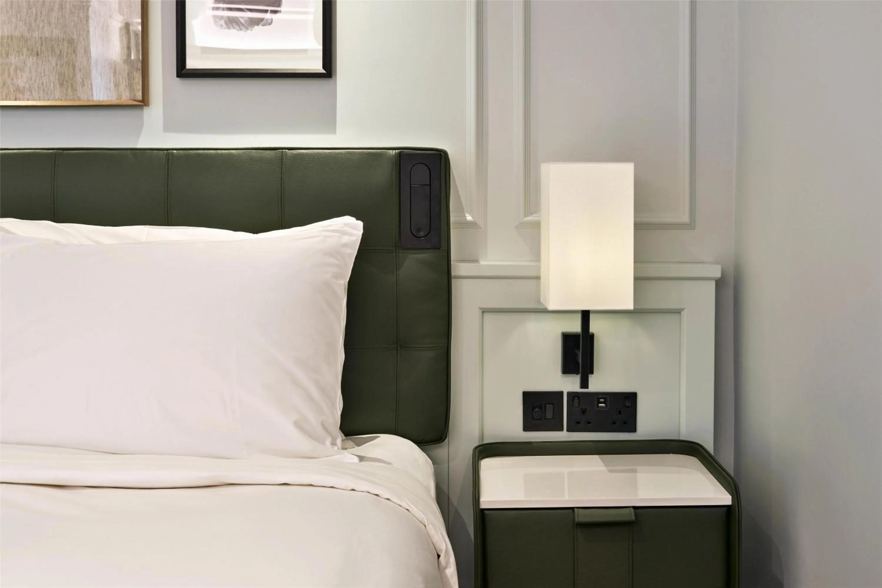 Bedroom, Bed in Radisson Blu Hotel, London Bloomsbury