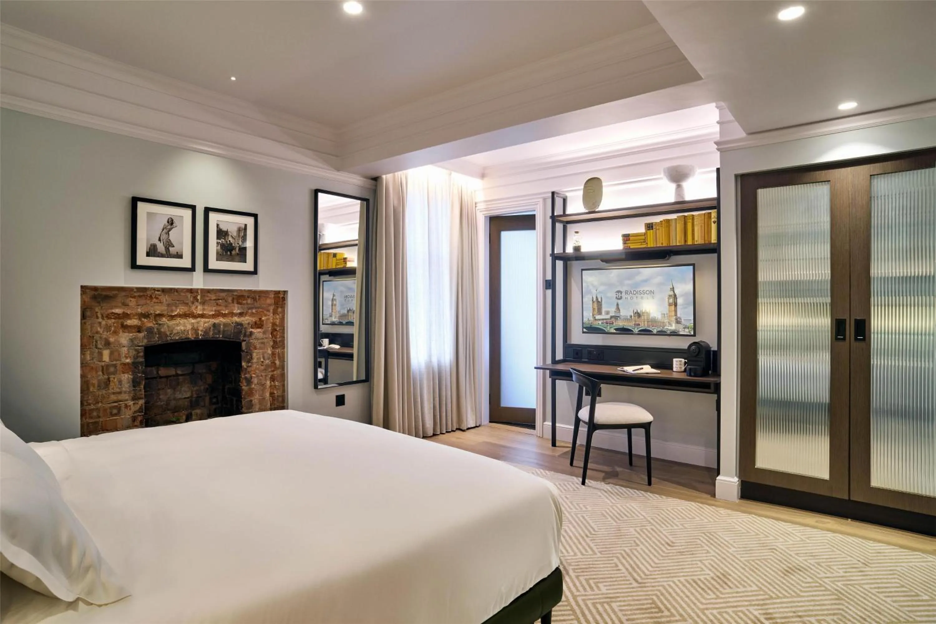 Bedroom, Bed in Radisson Blu Hotel, London Bloomsbury