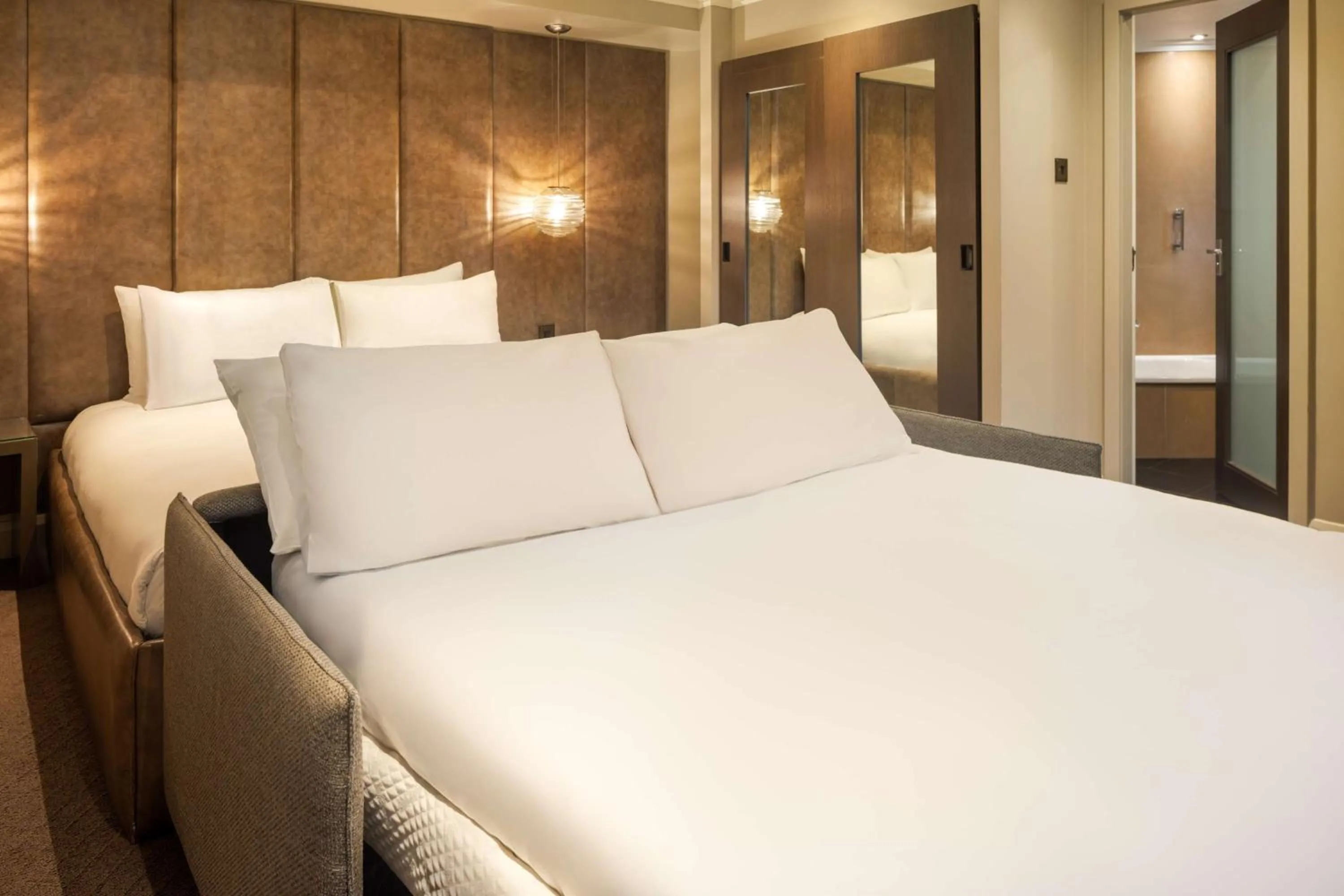 Bedroom, Bed in Radisson Blu Hotel, London Bloomsbury