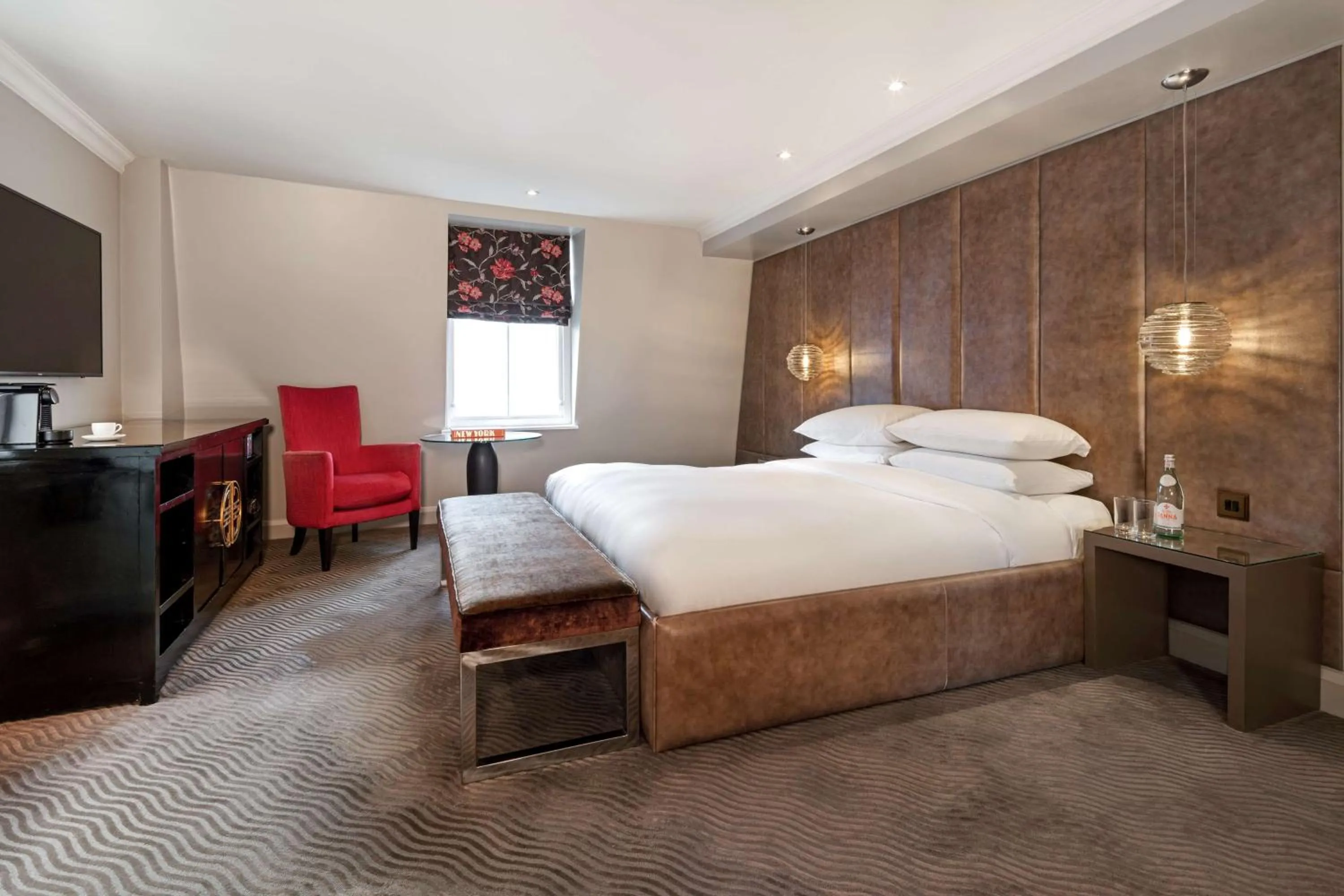 Bedroom, Bed in Radisson Blu Hotel, London Bloomsbury