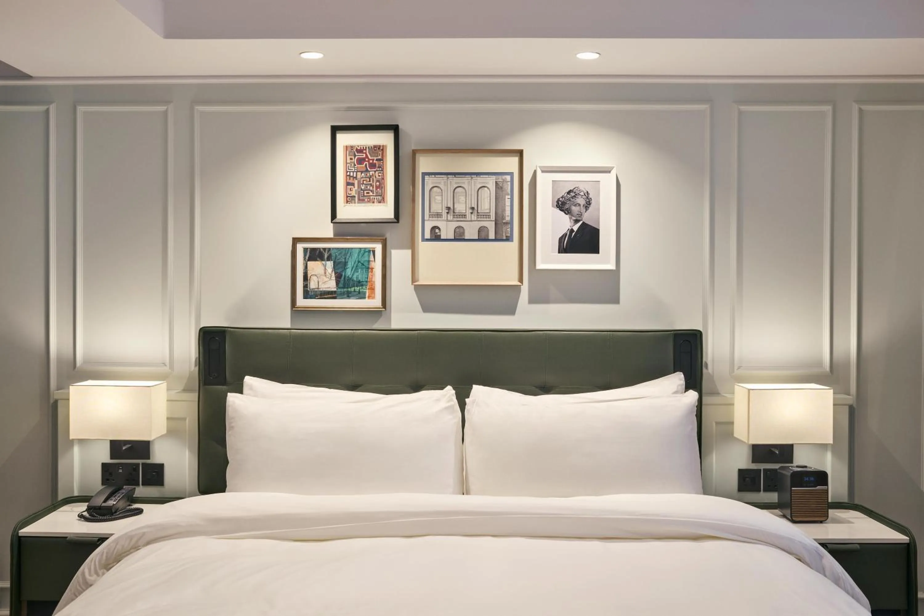 Photo of the whole room, Bed in Radisson Blu Hotel, London Bloomsbury