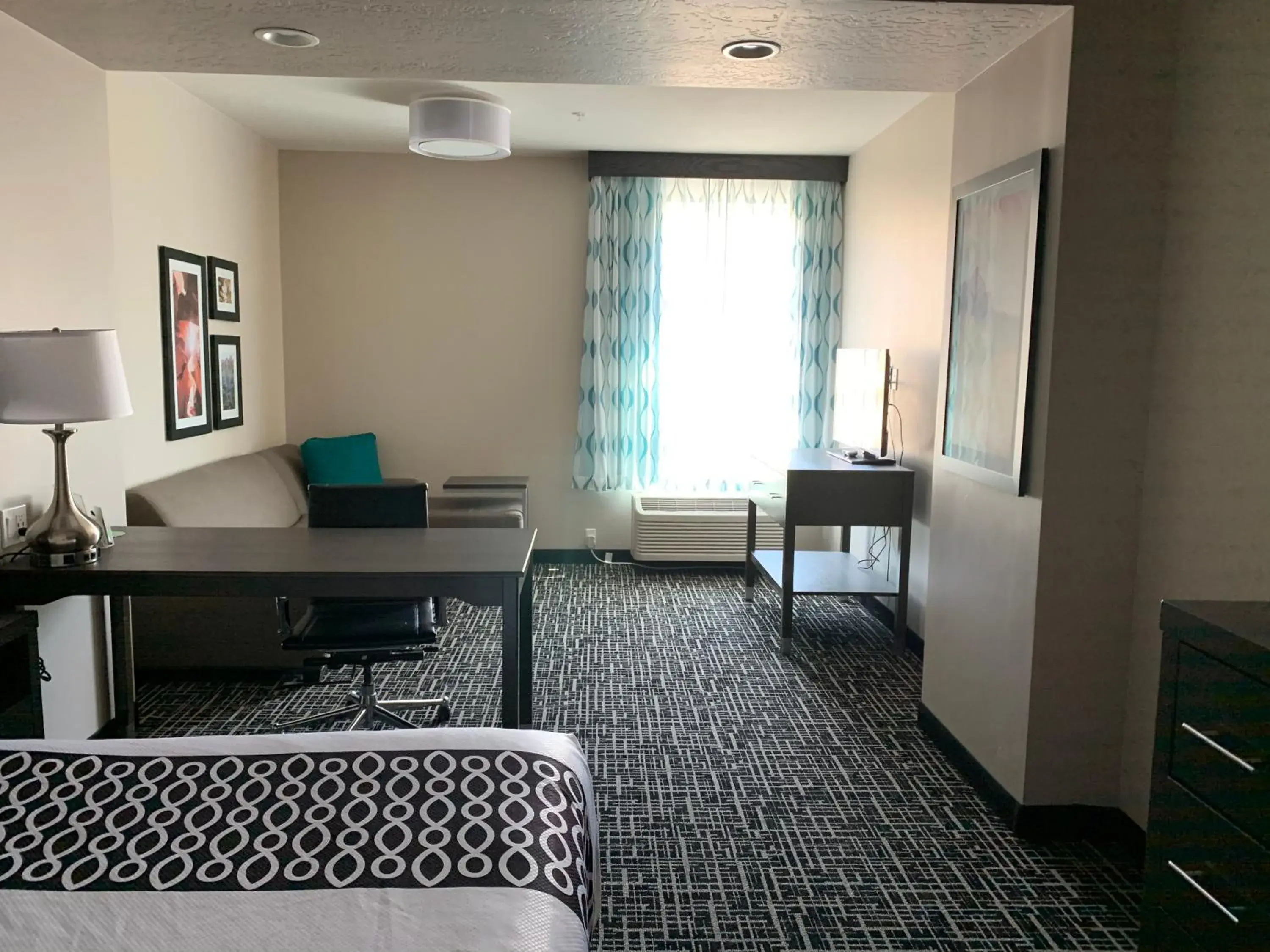 Seating area, Bed in La Quinta by Wyndham La Verkin - Gateway to Zion Seating area, Bed in La Quinta by Wyndham La Verkin - Gateway to Zion