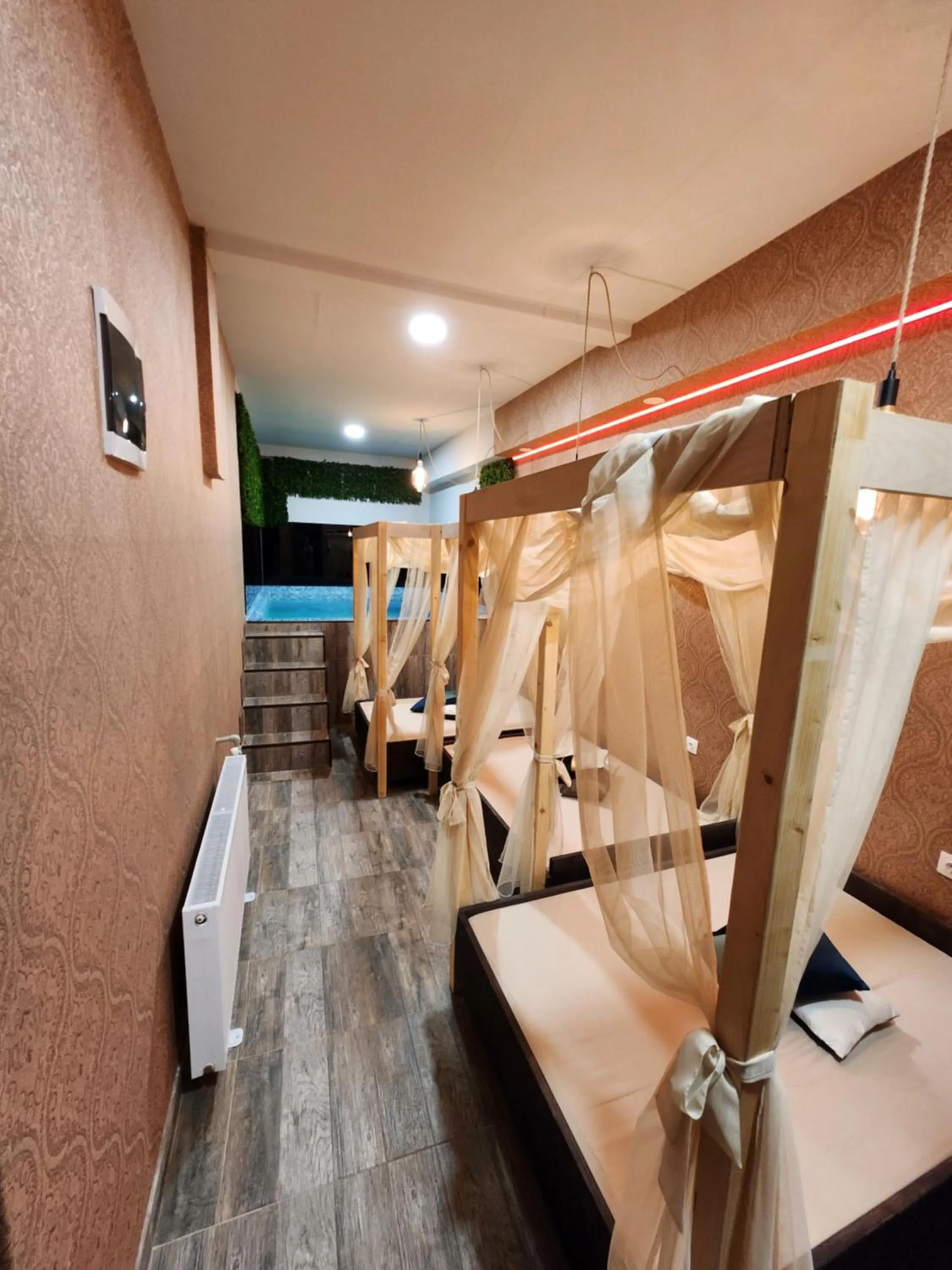 Hot Tub, Bed in Hotel Central Point