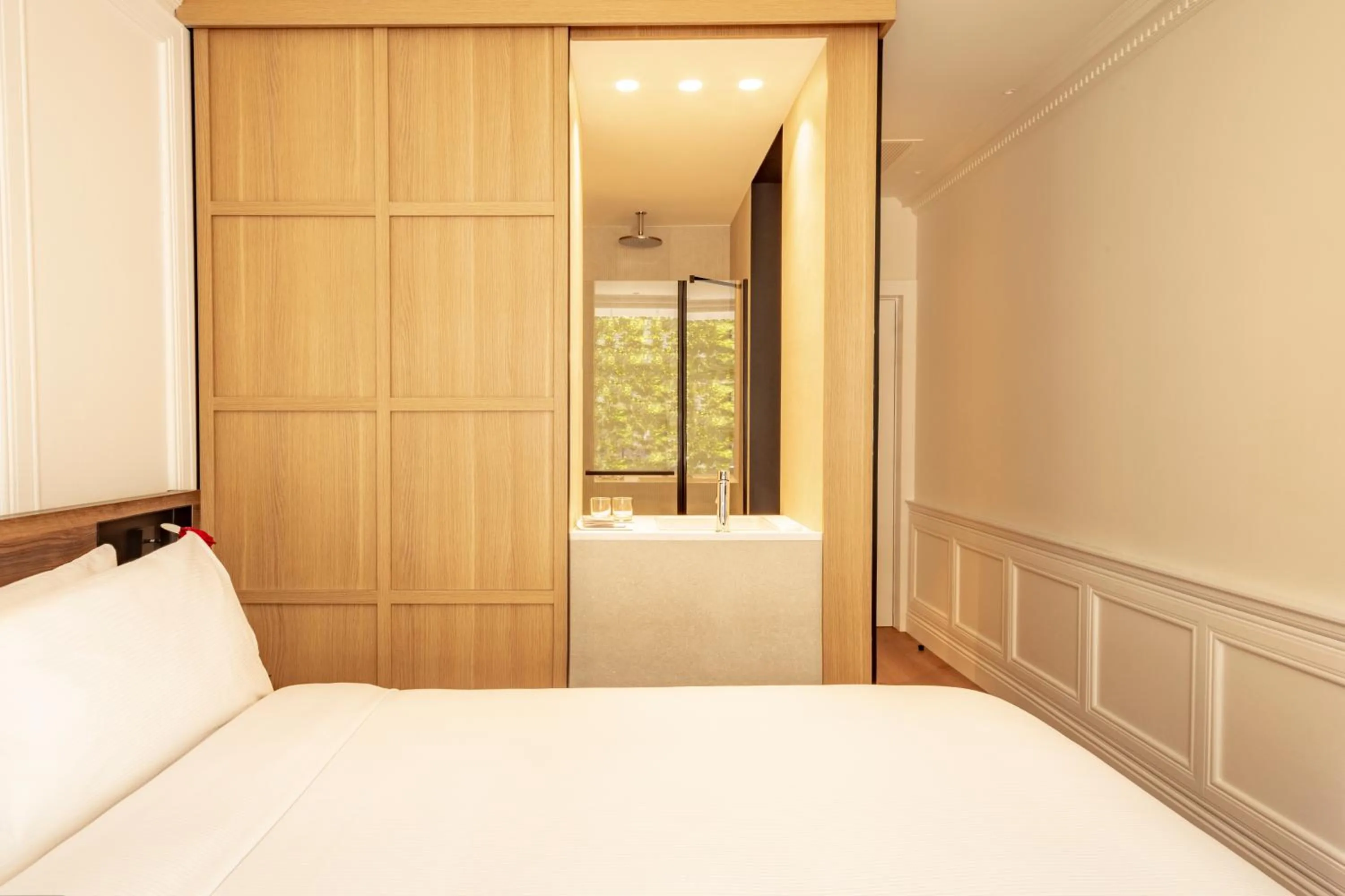 Bathroom, Bed in The Caesar Hotel