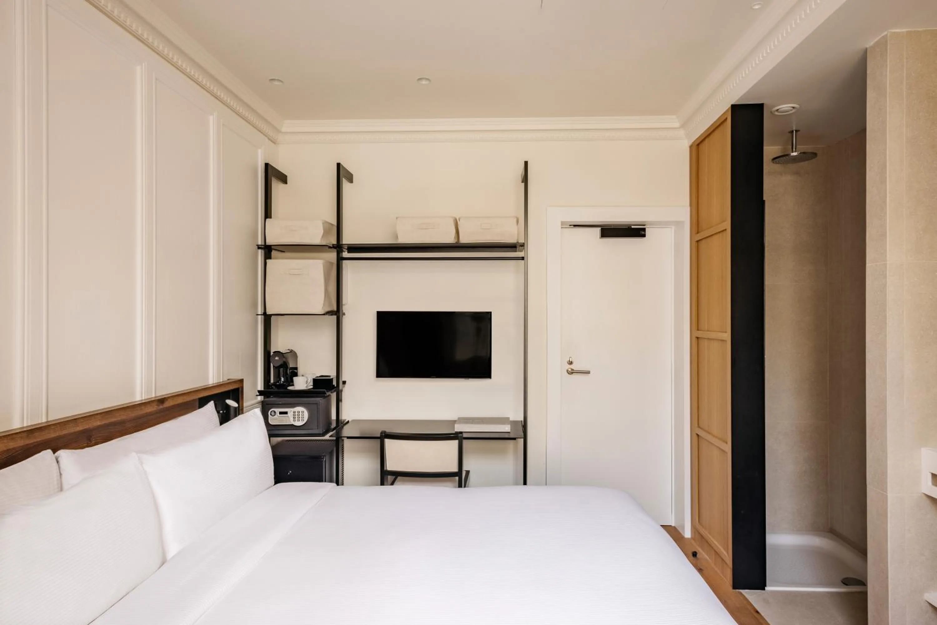 Photo of the whole room, Bed in The Caesar Hotel