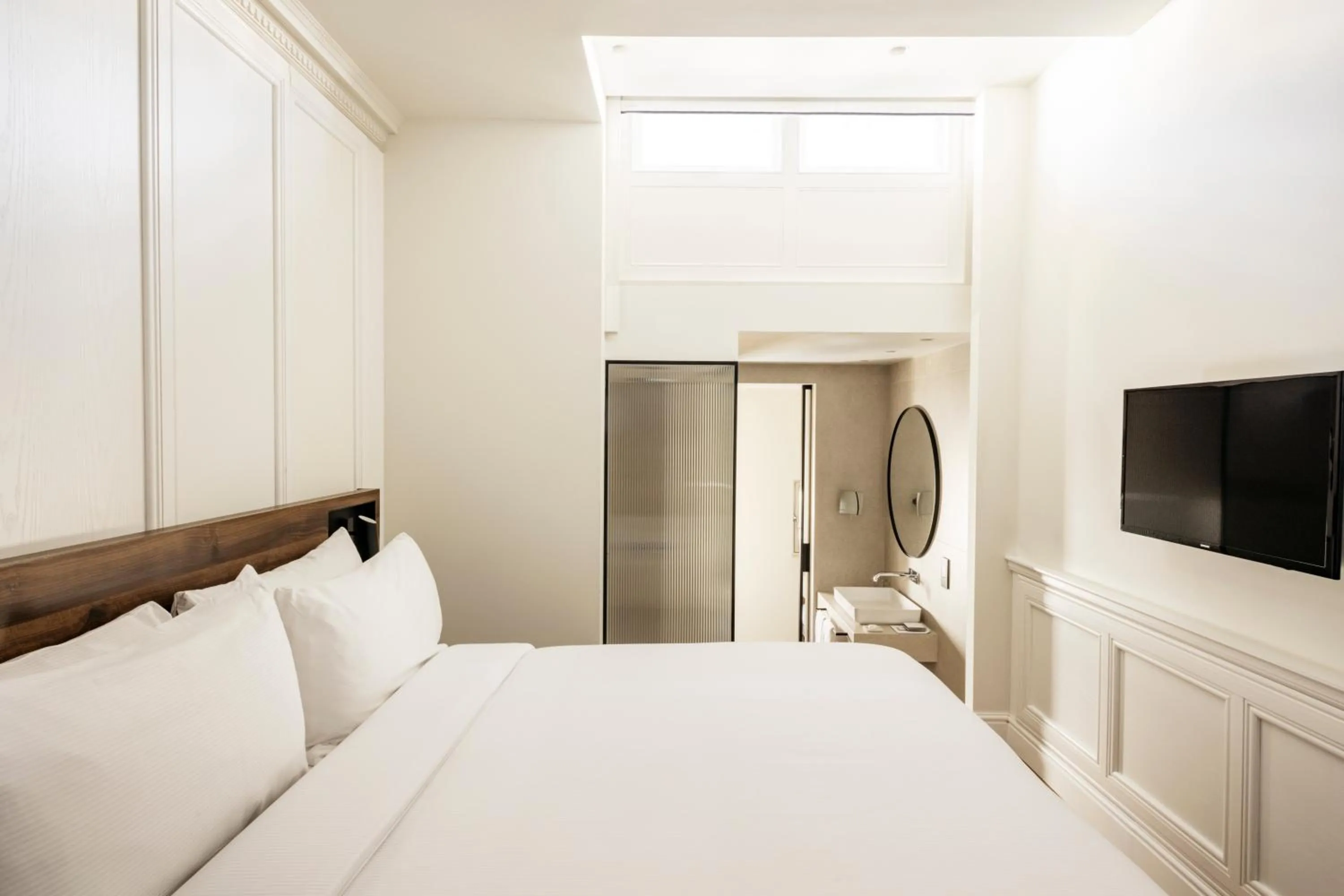 Bathroom, Bed in The Caesar Hotel