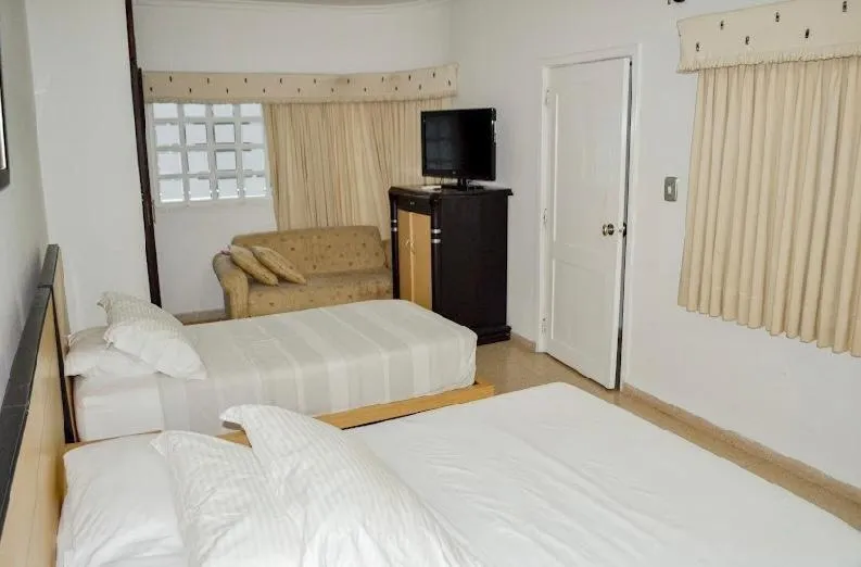 Communal lounge/ TV room, Bed in Hotel Platinum Boutique