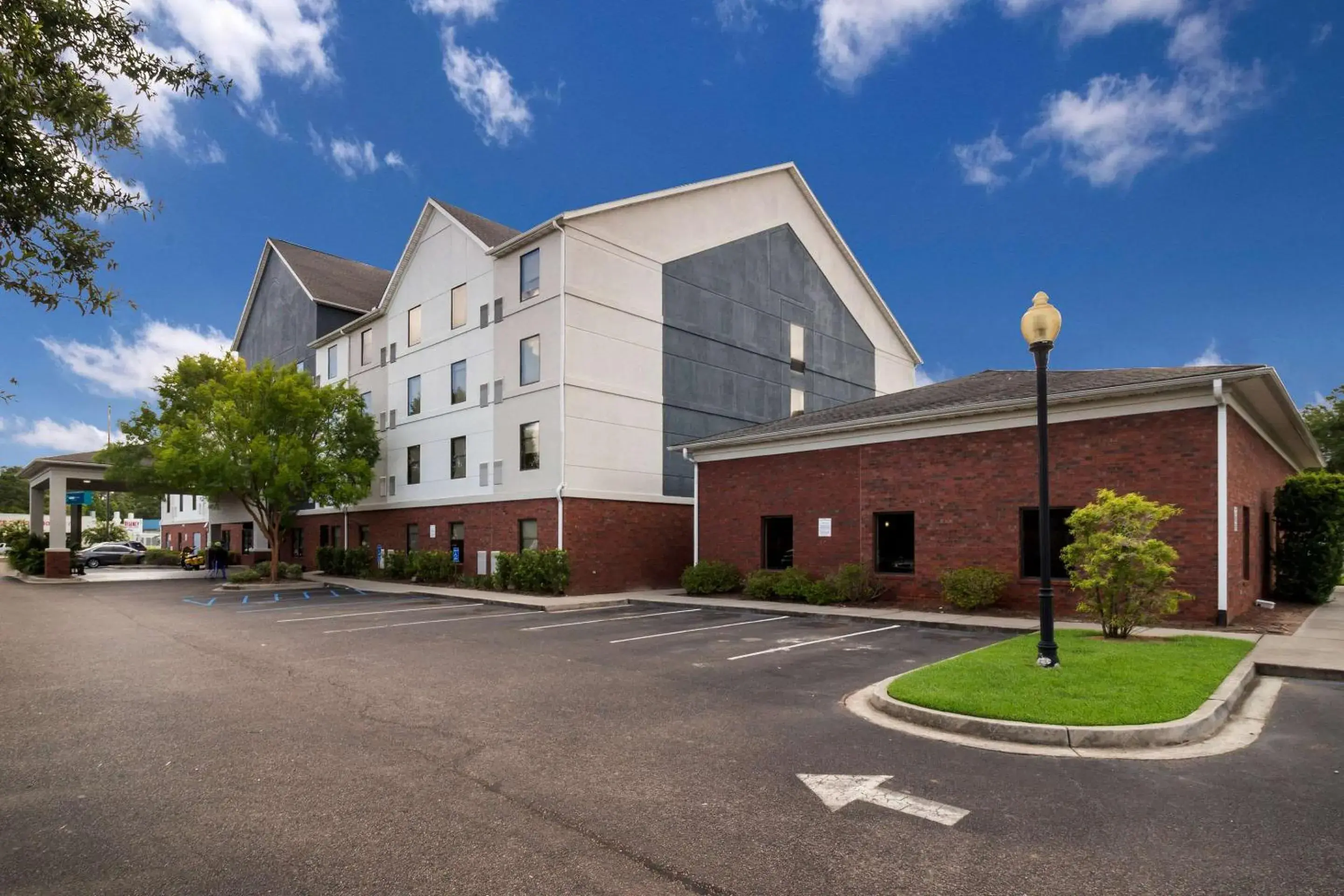 Property building in Clarion Pointe Charleston - West Ashley Property building in Clarion Pointe Charleston - West Ashley