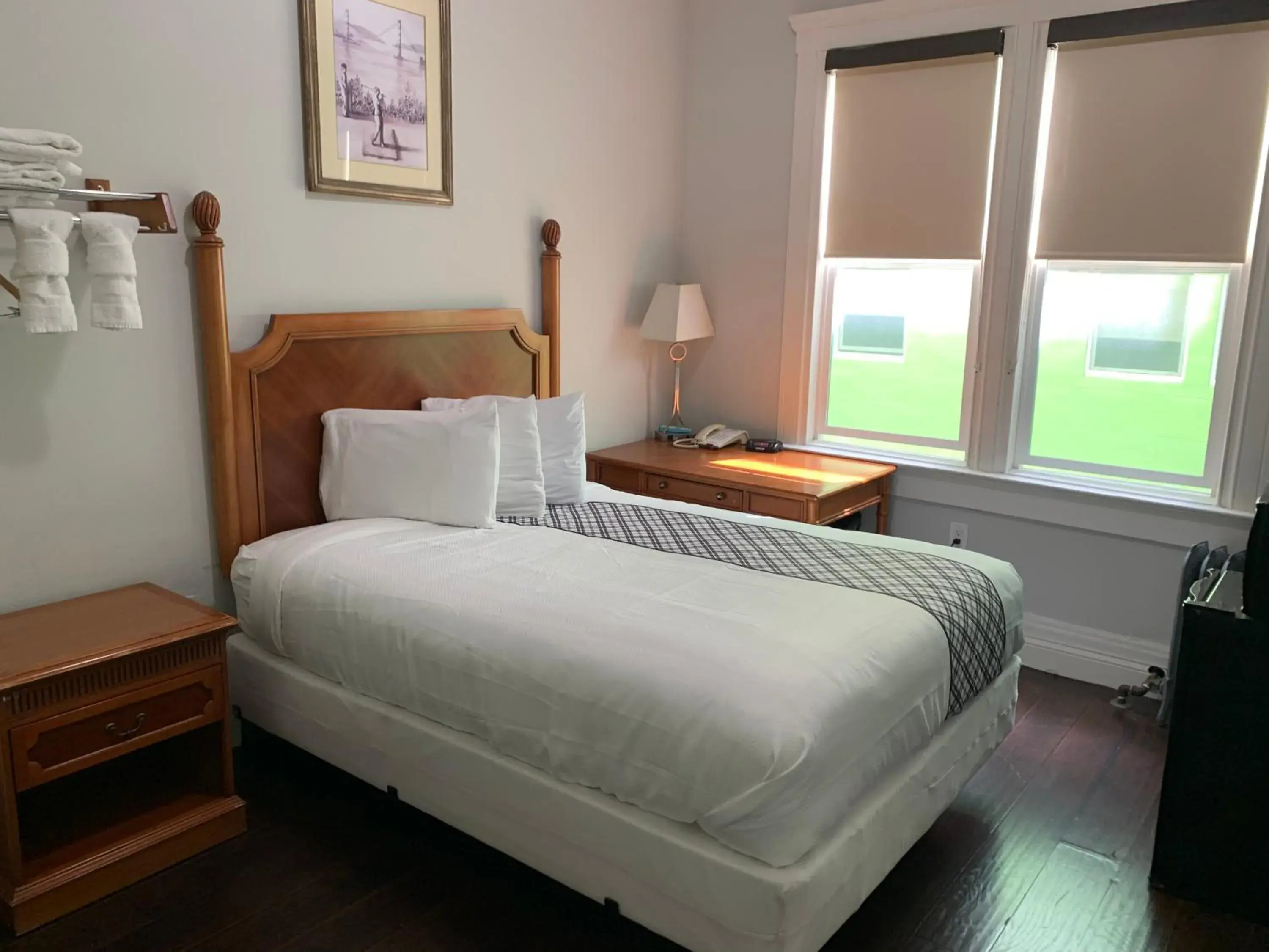 Bed in Warfield Hotel Bed in Warfield Hotel