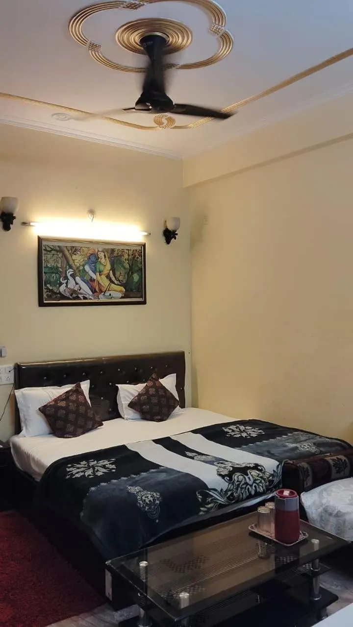 Bed in DS Residency Varanasi-Near Temple n Ghat-Parking