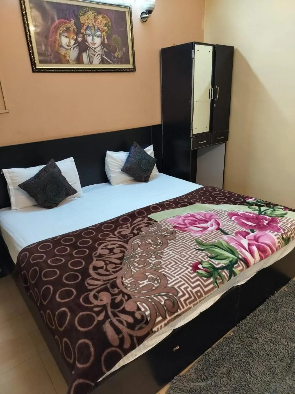 Bed in DS Residency Varanasi-Near Temple n Ghat-Parking