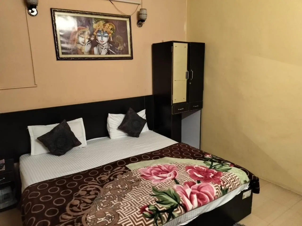 Bed in DS Residency Varanasi-Near Temple n Ghat-Parking