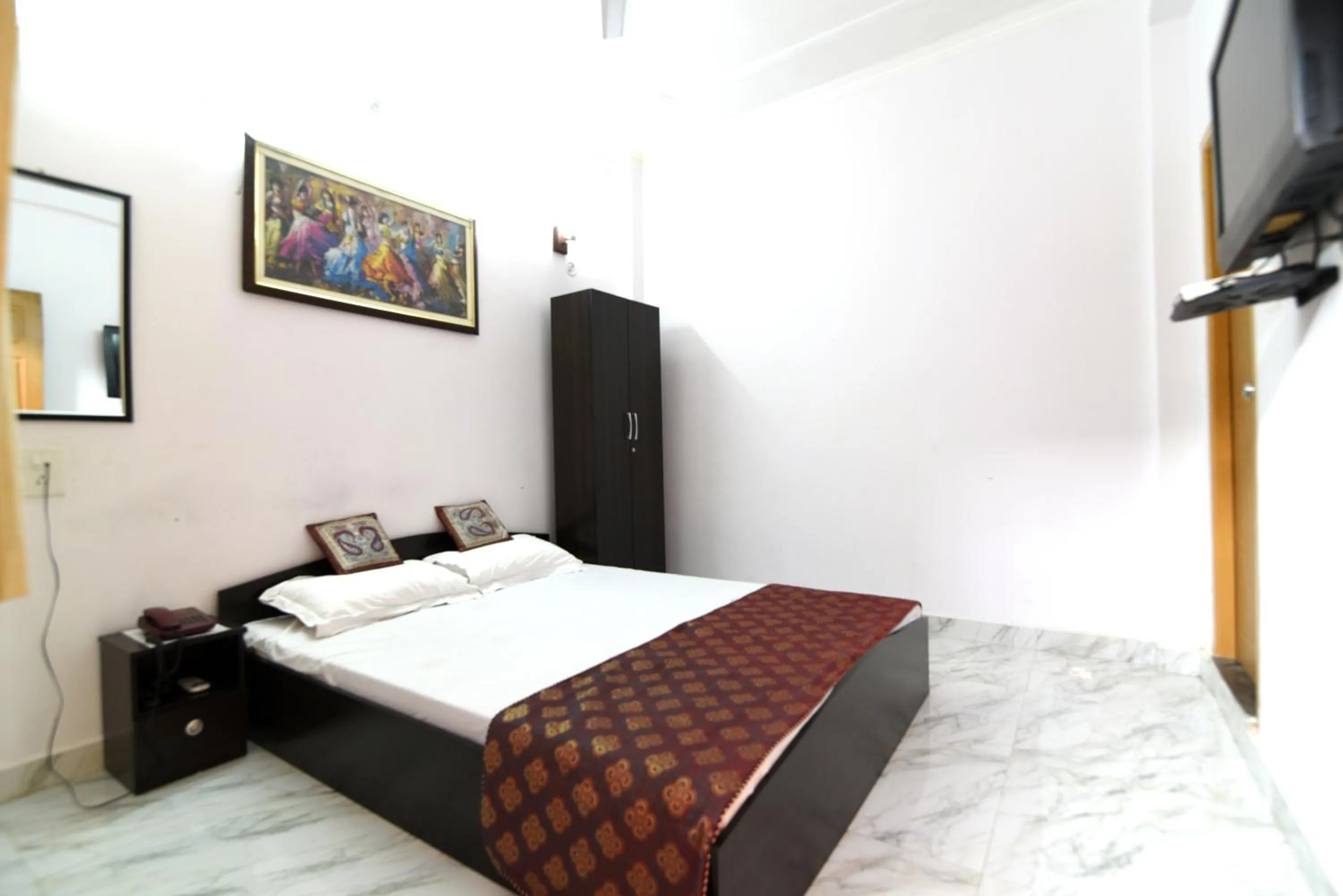 Bed in DS Residency Varanasi-Near Temple n Ghat-Parking