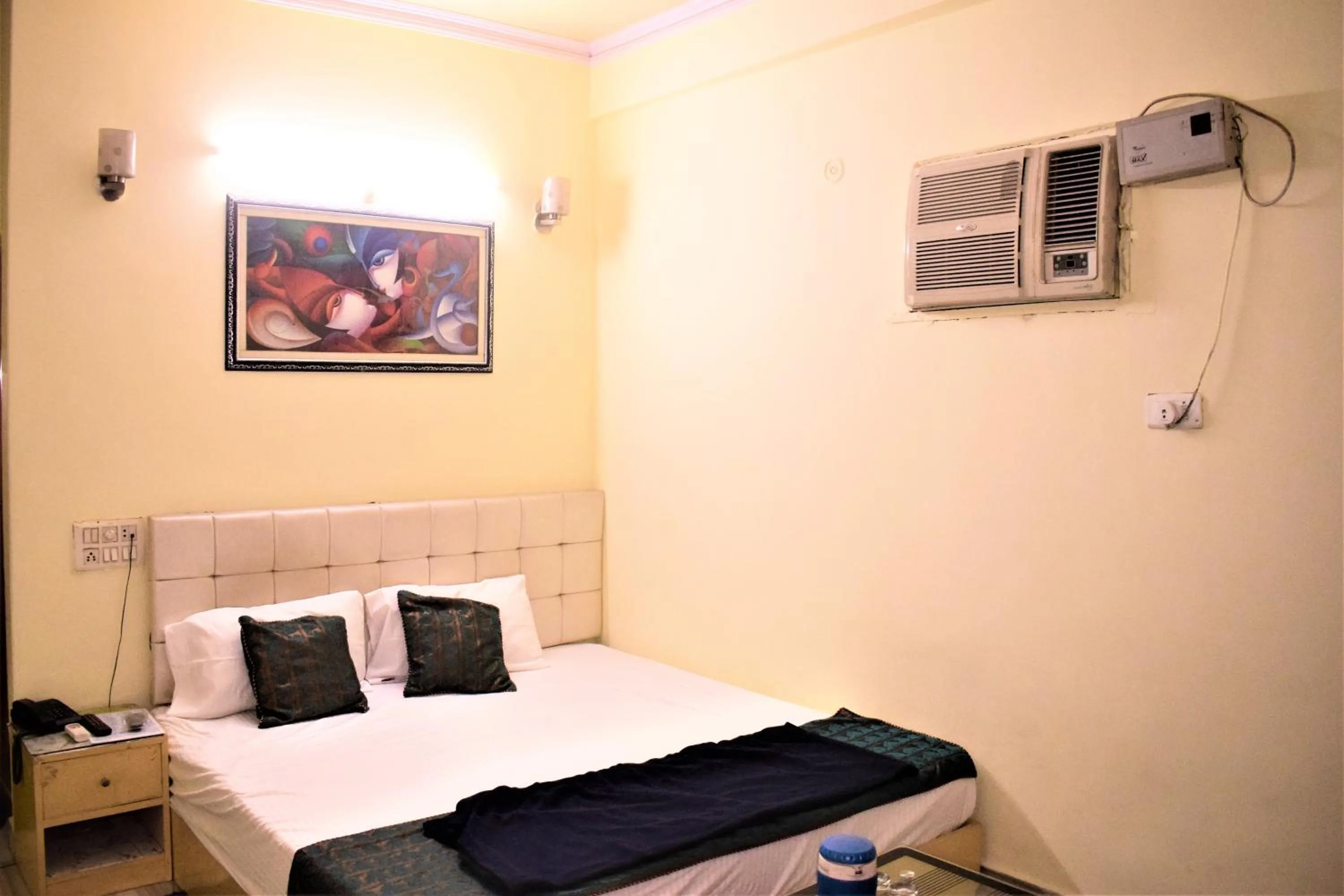 Bed in DS Residency Varanasi-Near Temple n Ghat-Parking