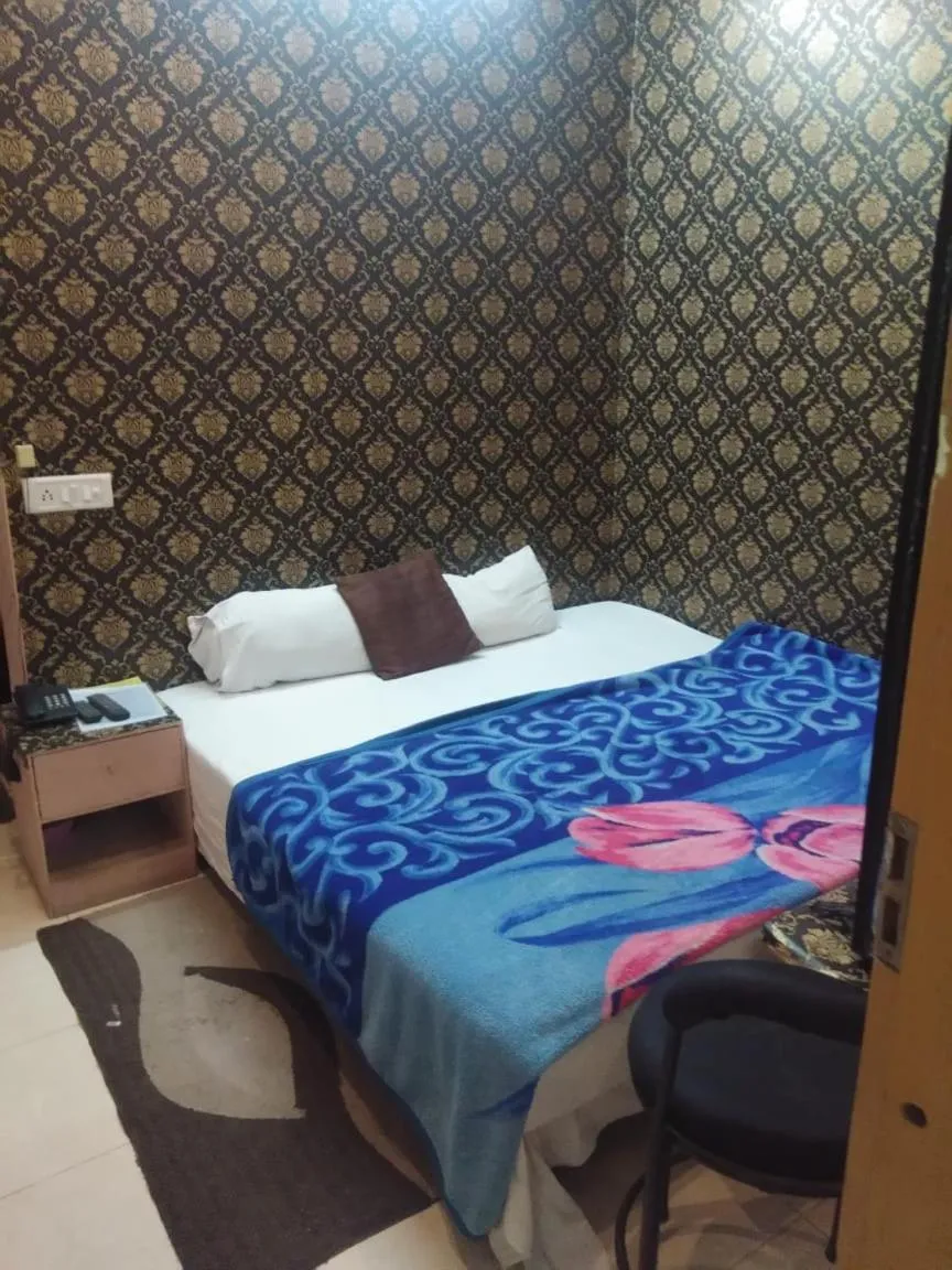 Bed in DS Residency Varanasi-Near Temple n Ghat-Parking