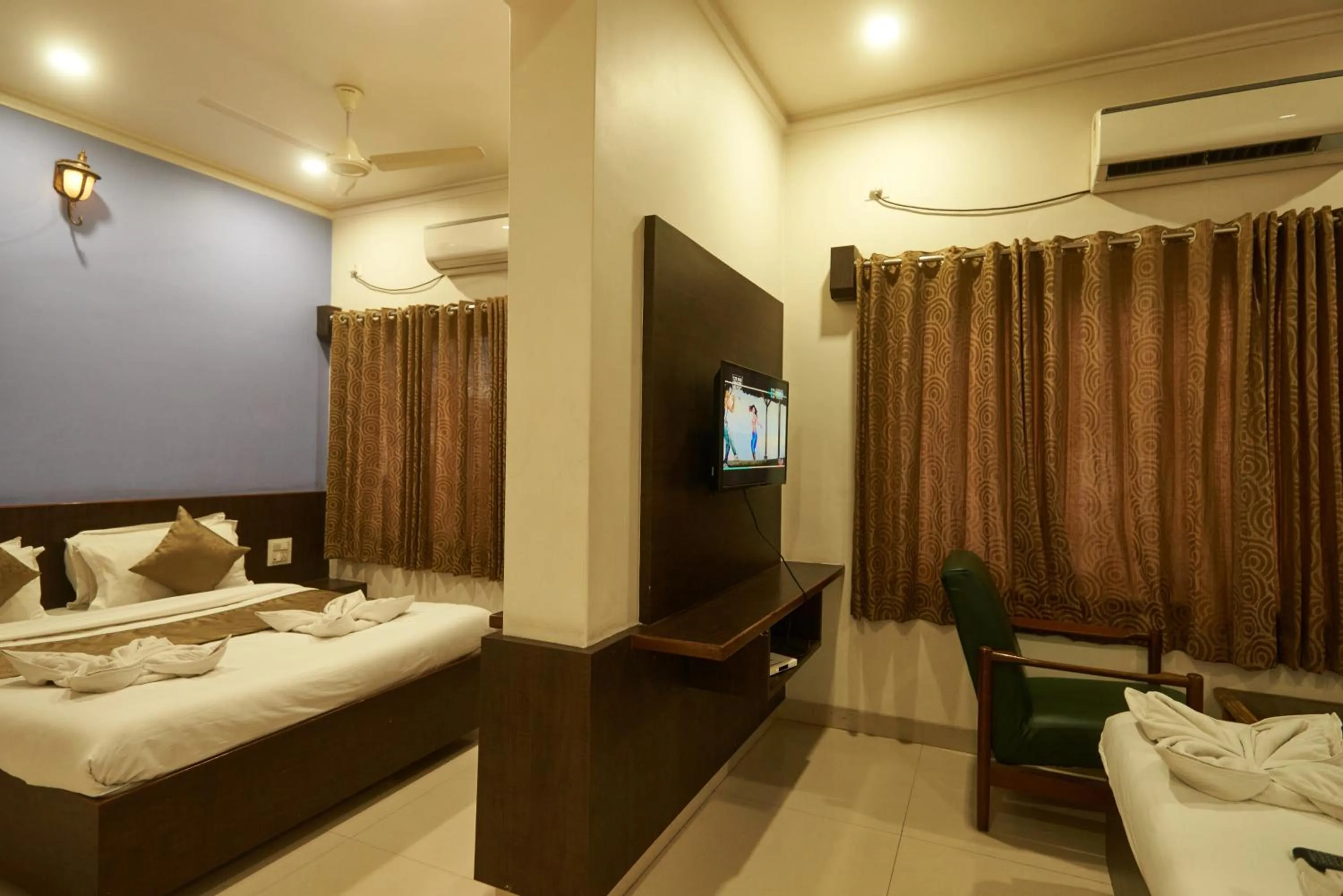 Bed in Hotel Pride Inn Shirdi