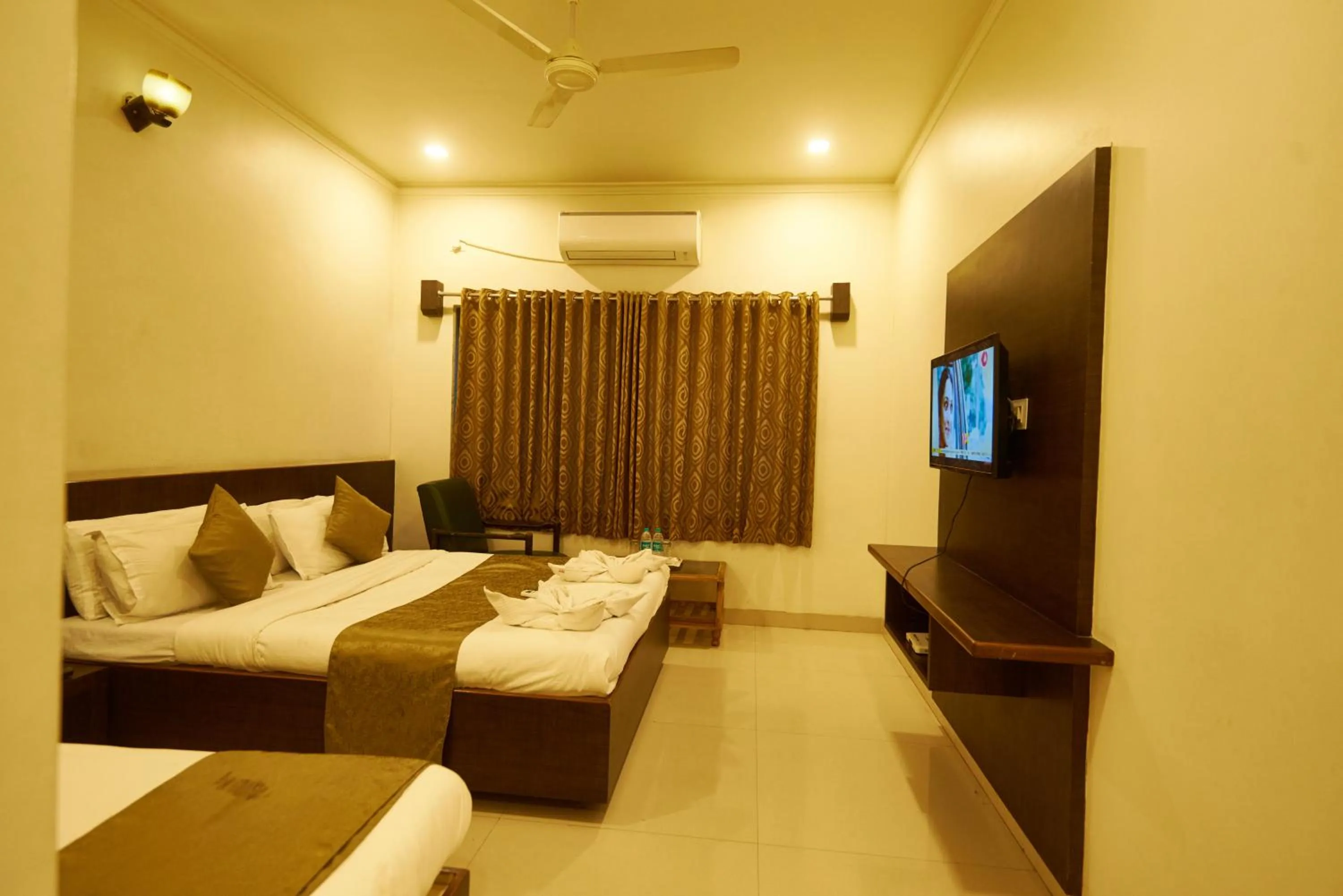 Bed in Hotel Pride Inn Shirdi