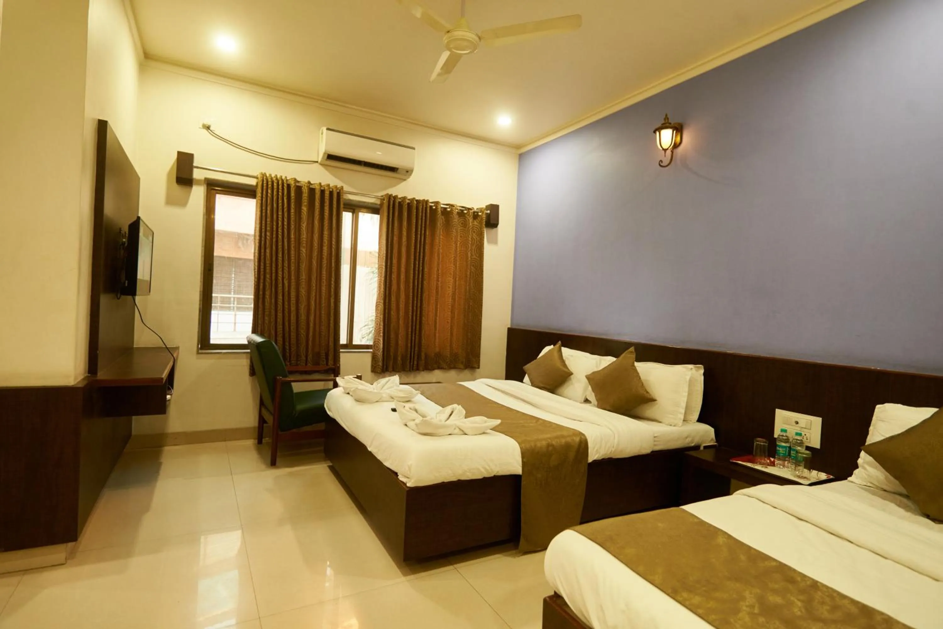 Bedroom, Bed in Hotel Pride Inn Shirdi