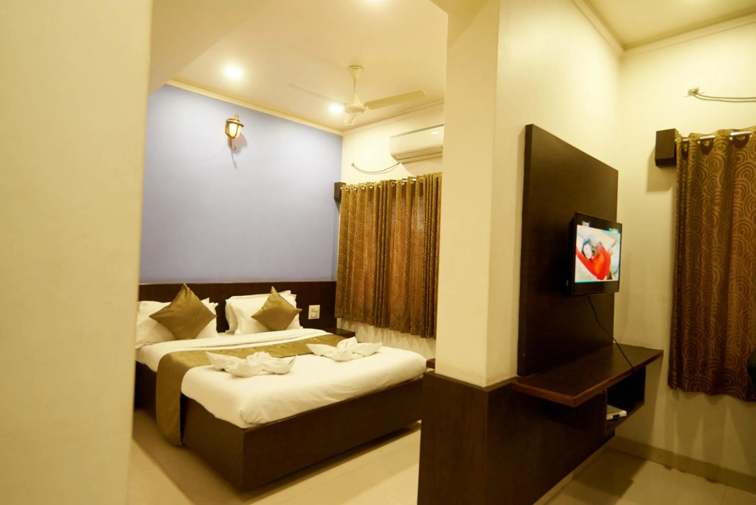 Bed in Hotel Pride Inn Shirdi
