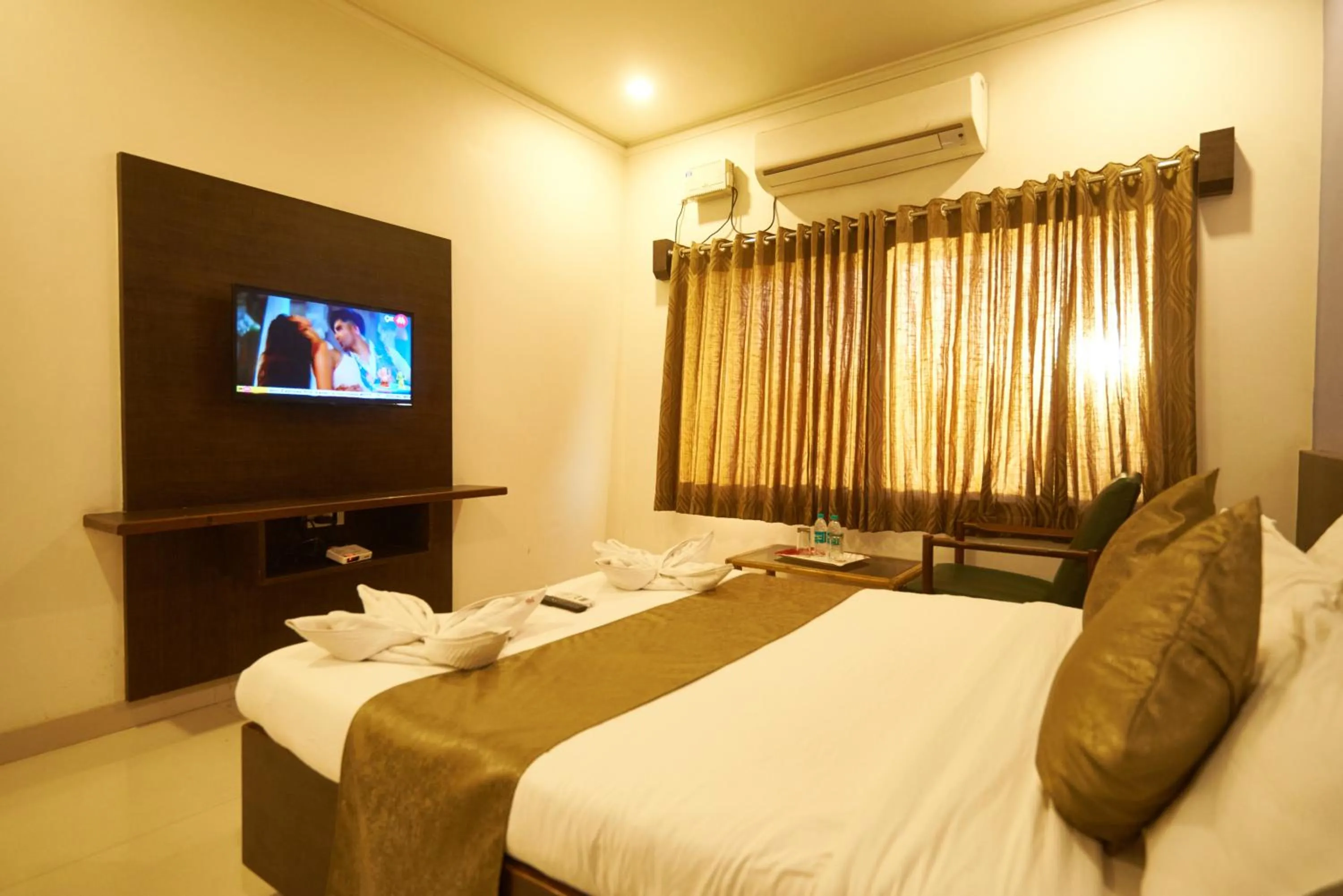 Bedroom, Bed in Hotel Pride Inn Shirdi
