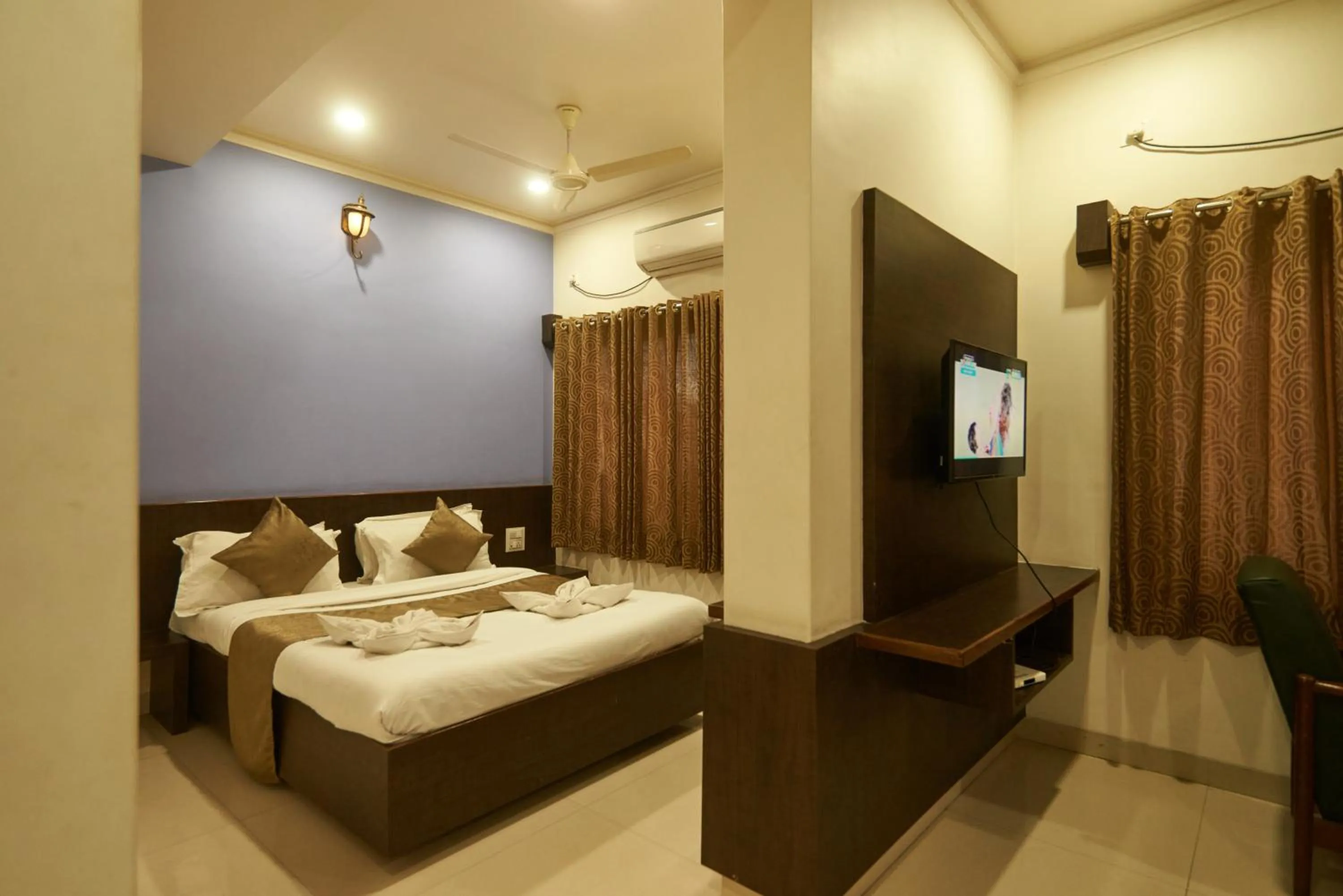 Bed in Hotel Pride Inn Shirdi