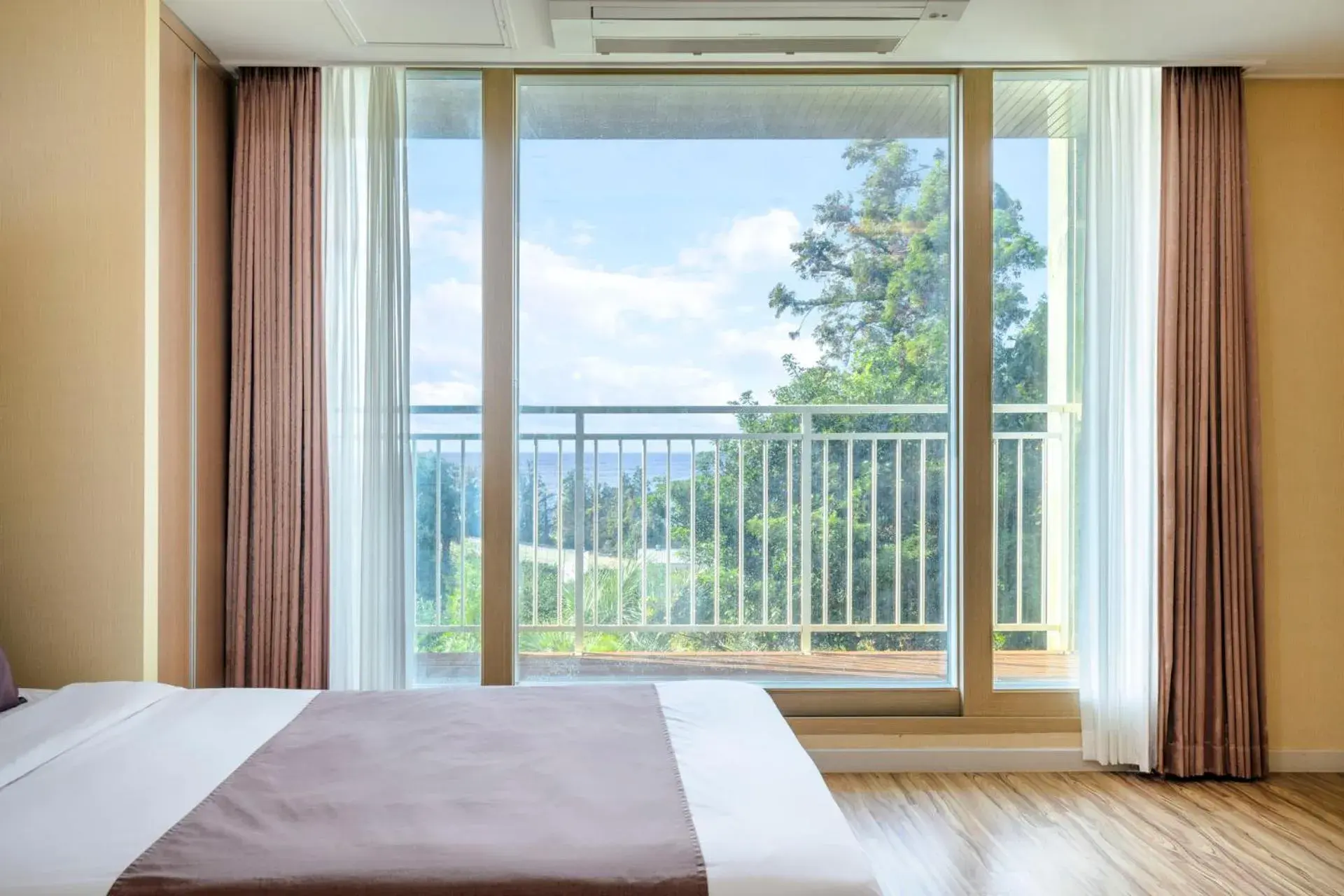 Balcony/Terrace, Bed in Jeju M Resort Balcony/Terrace, Bed in Jeju M Resort