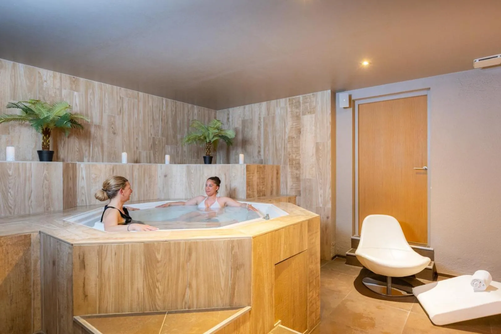 Hot Tub in Royal Ours Blanc Boutique Hôtel & Spa