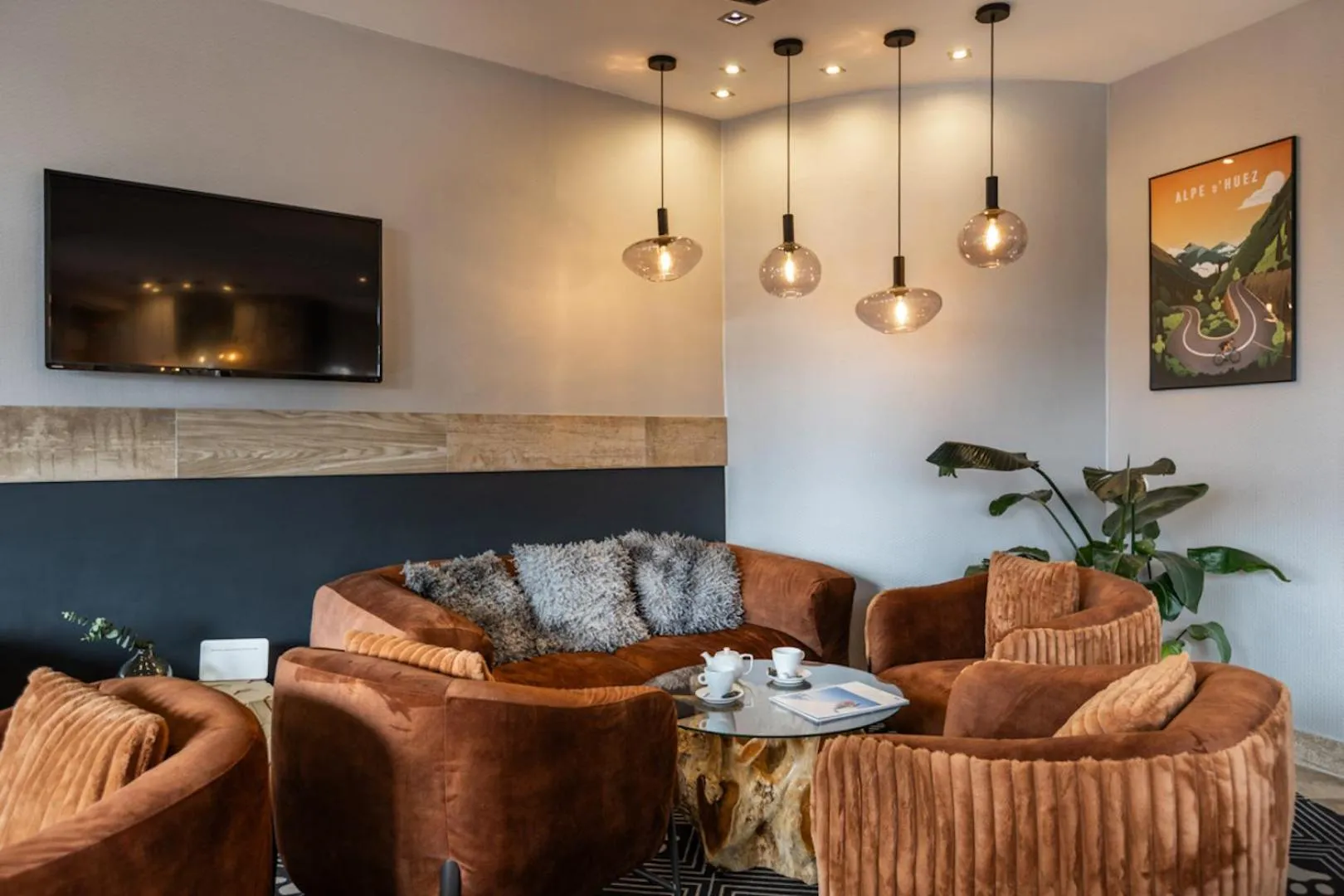 Lounge or bar in Royal Ours Blanc Boutique Hôtel & Spa