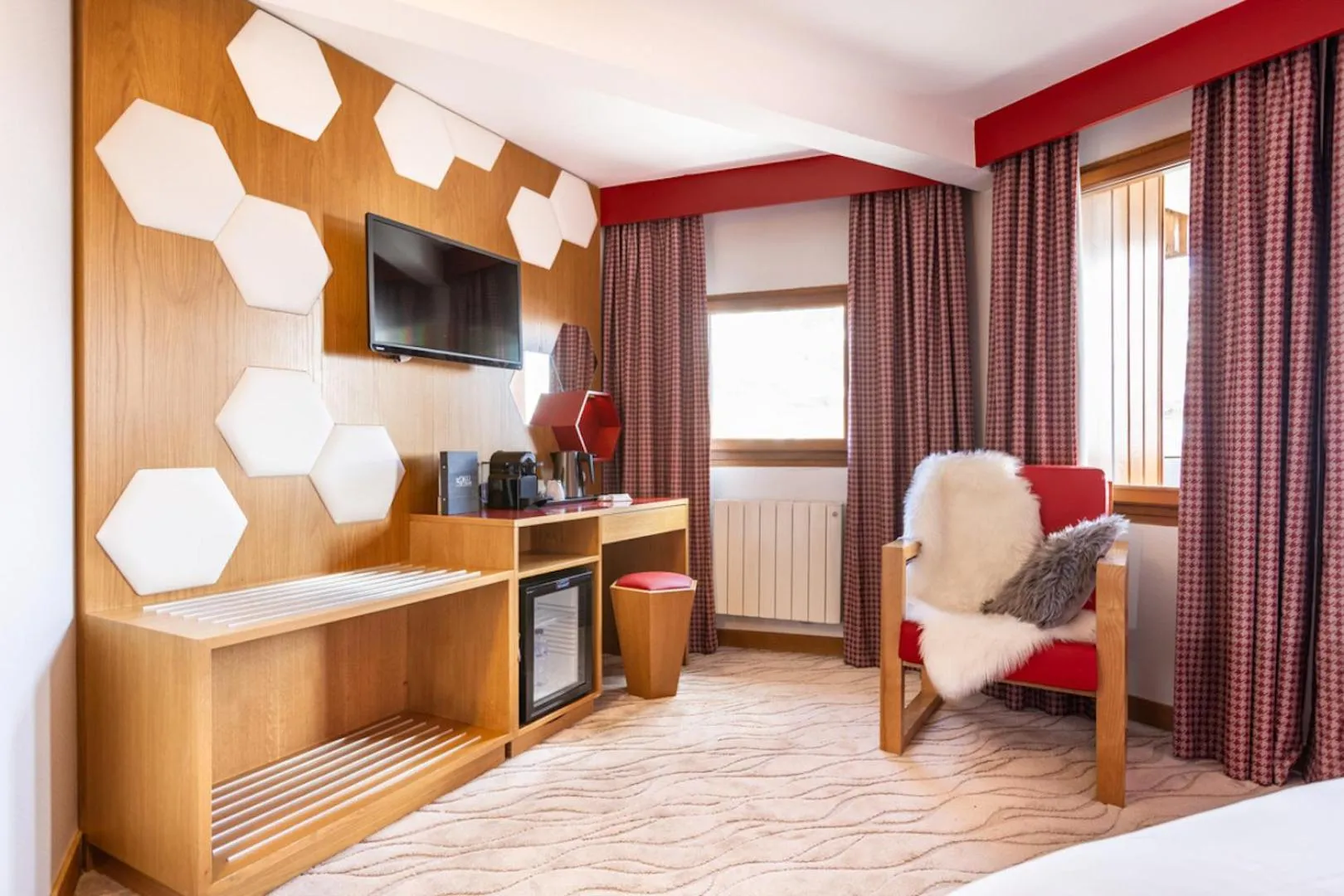 Photo of the whole room, Bed in Royal Ours Blanc Boutique Hôtel & Spa