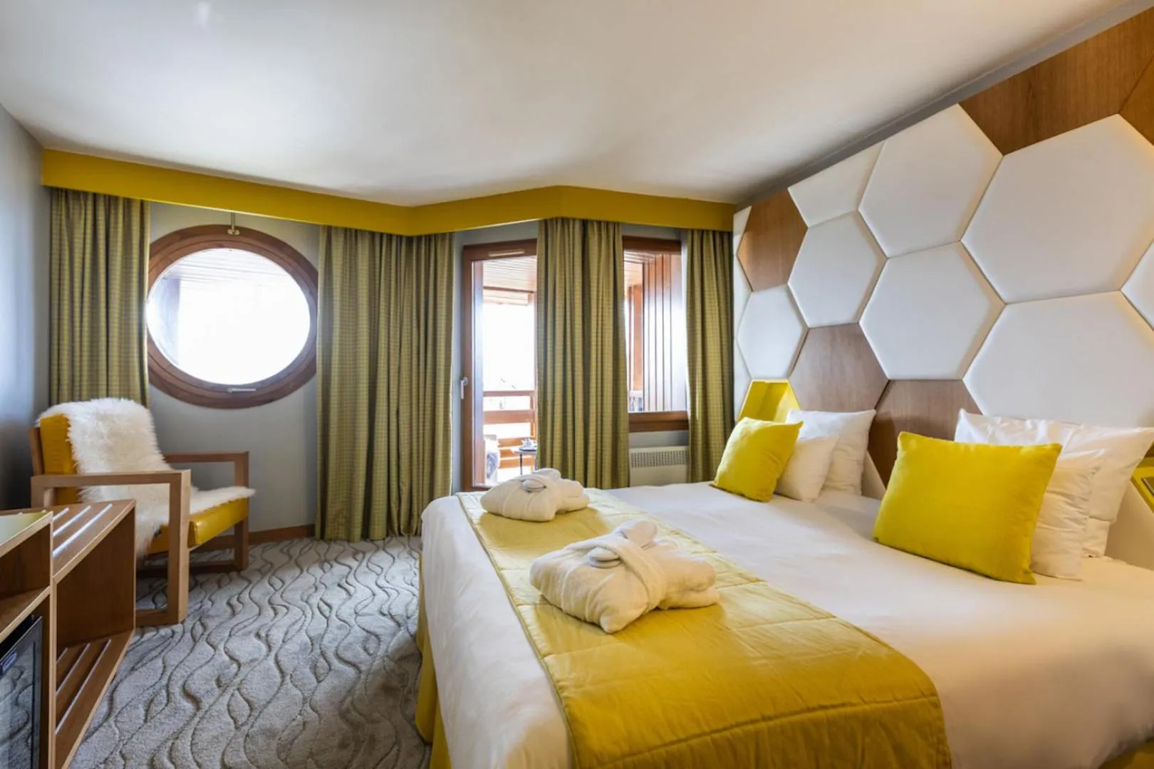 Bed in Royal Ours Blanc Boutique Hôtel & Spa