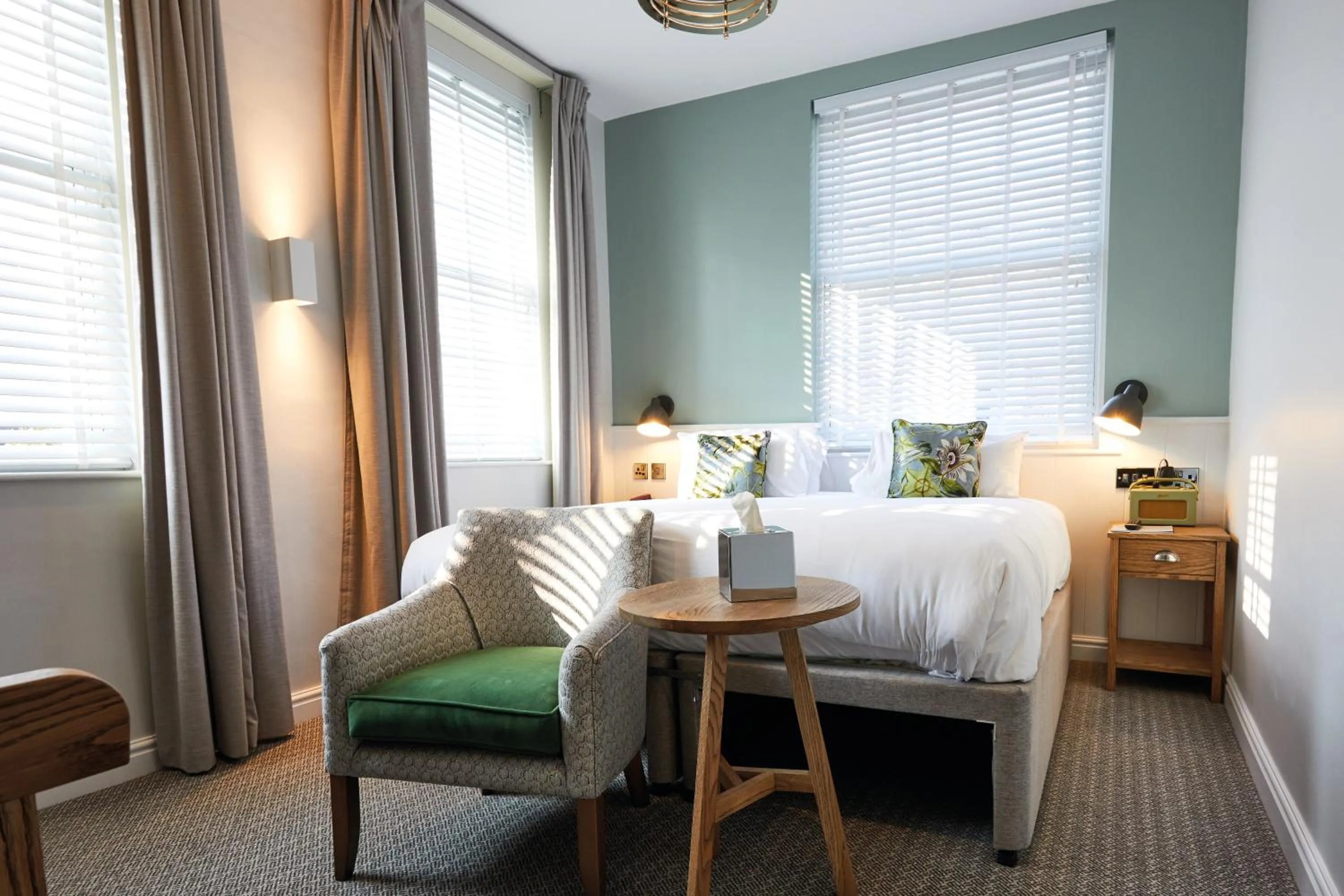 Photo of the whole room, Bed in Middletons