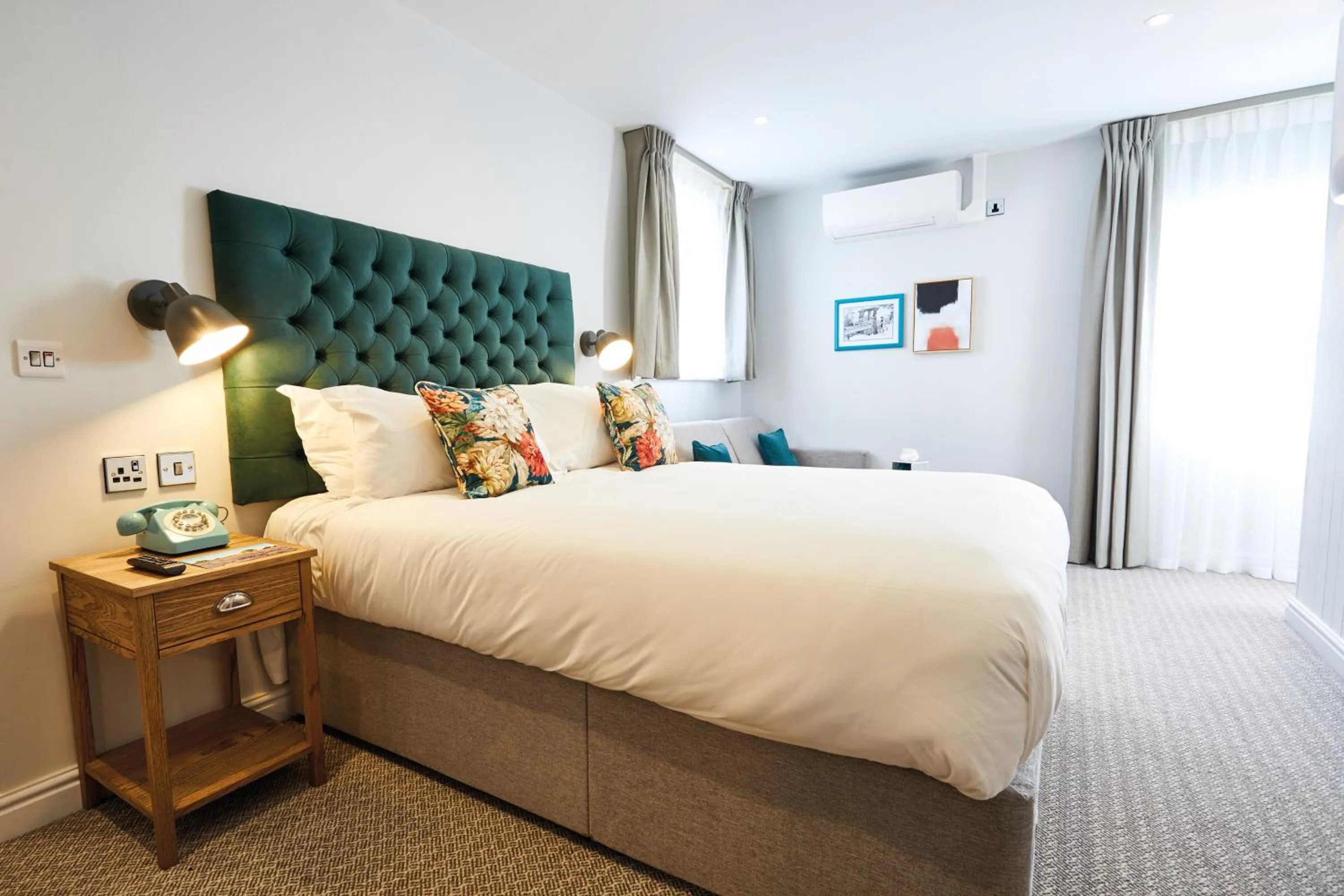 Photo of the whole room, Bed in Middletons