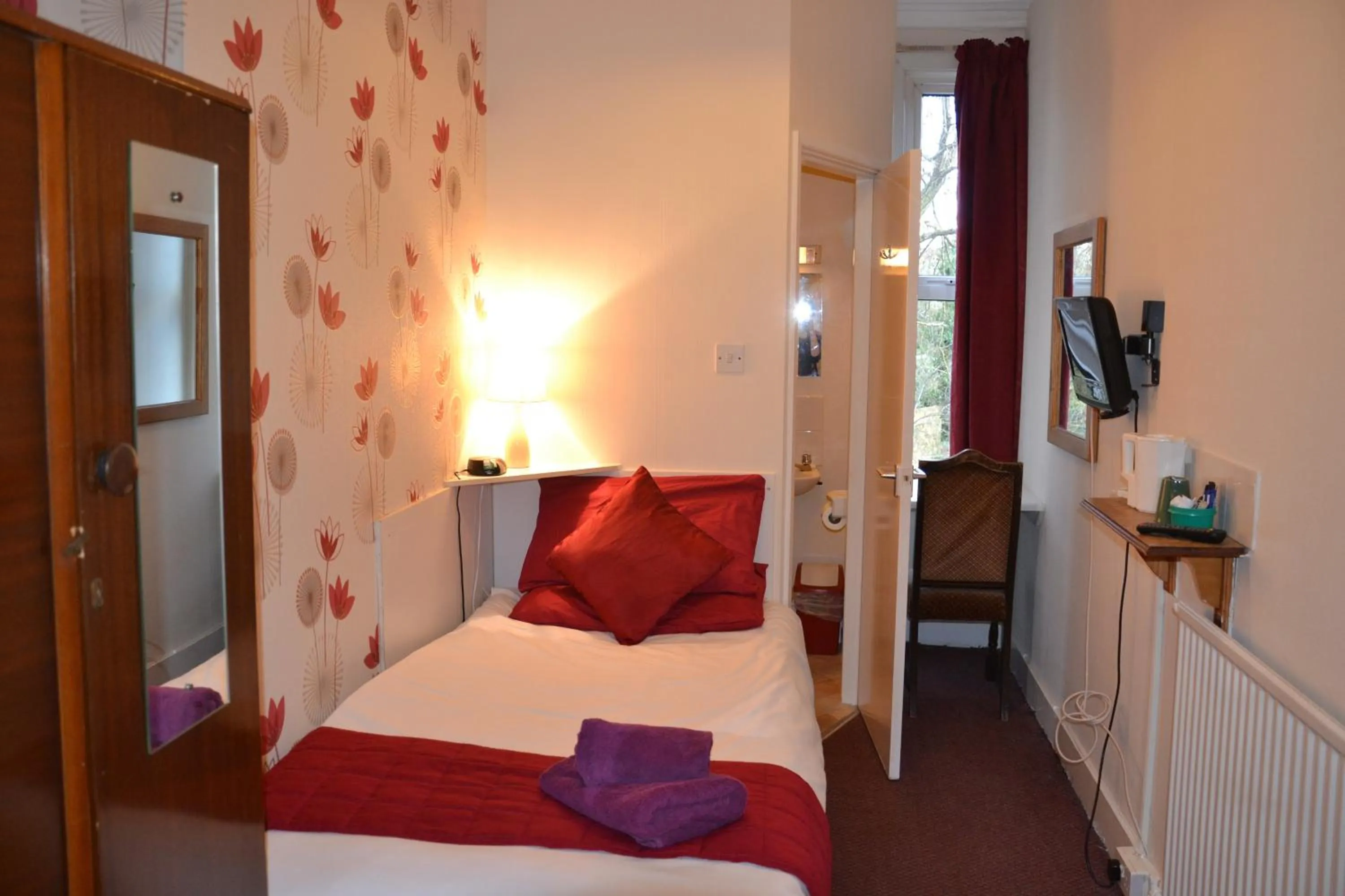 Bed in Abbey Lodge Hotel