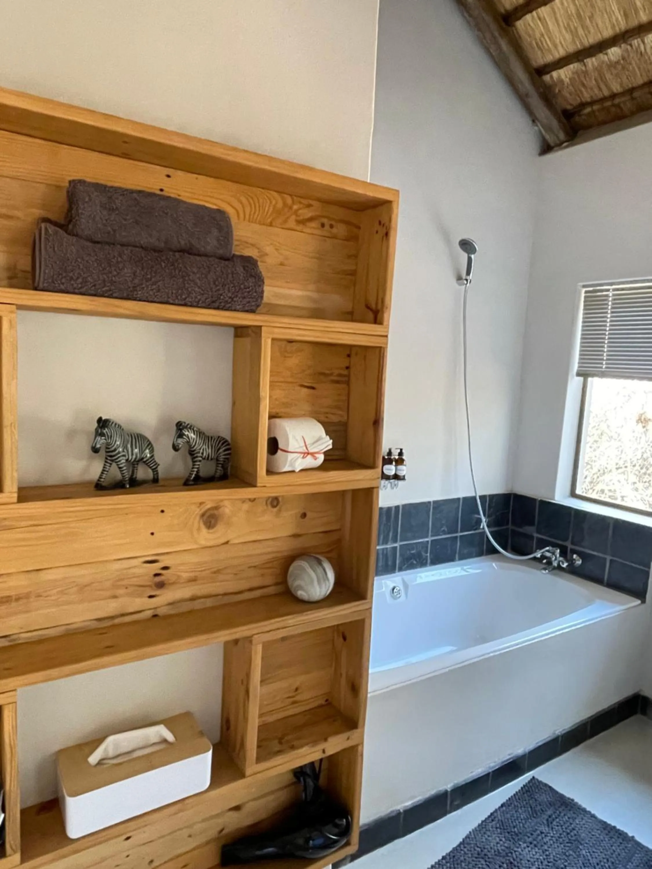 Bathroom, Bed in Switsongo B&B