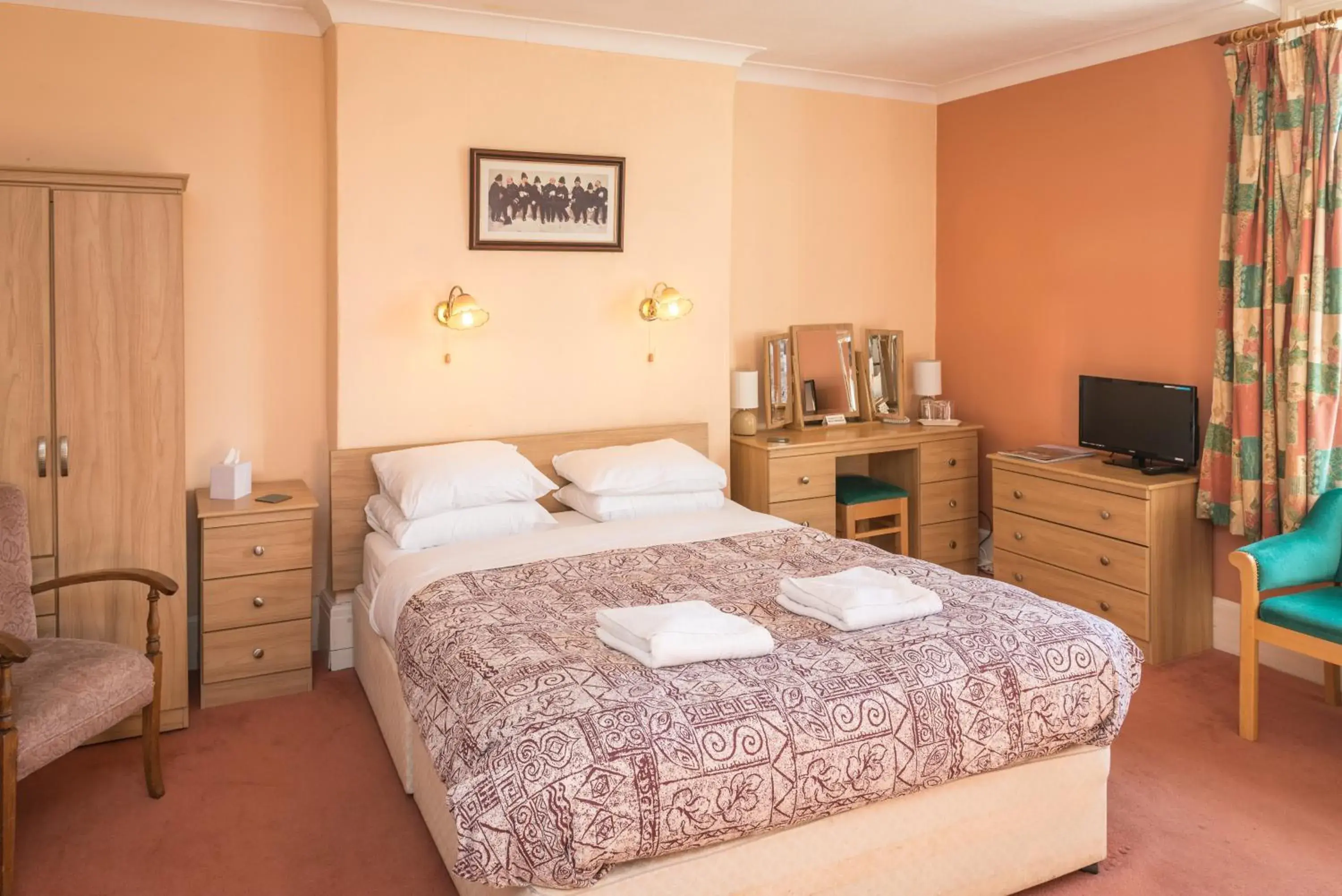 Photo of the whole room, Bed in Cumberland Inn Photo of the whole room, Bed in Cumberland Inn