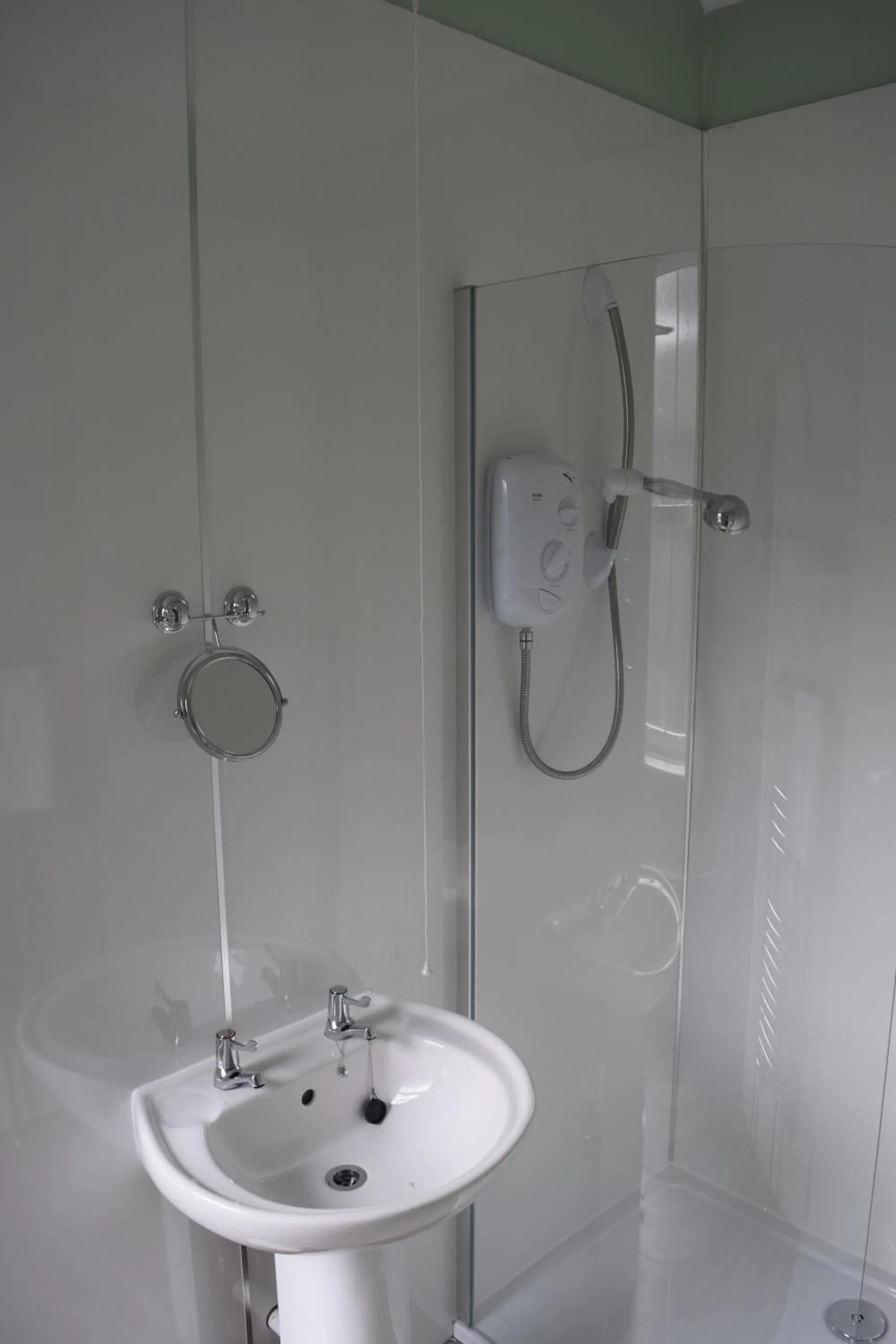 Shower in Cumberland Inn