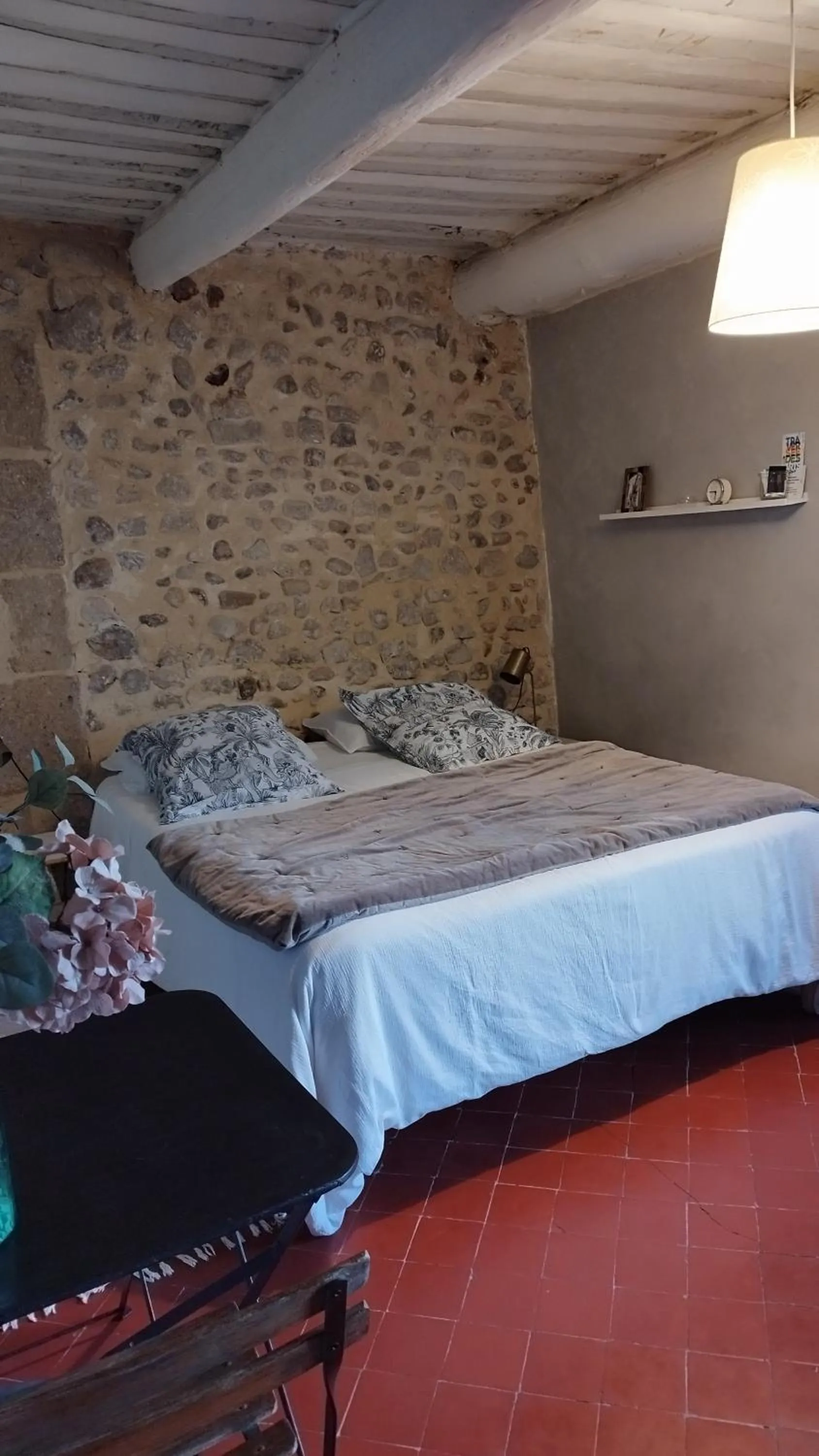 Photo of the whole room, Bed in Alheuredusud