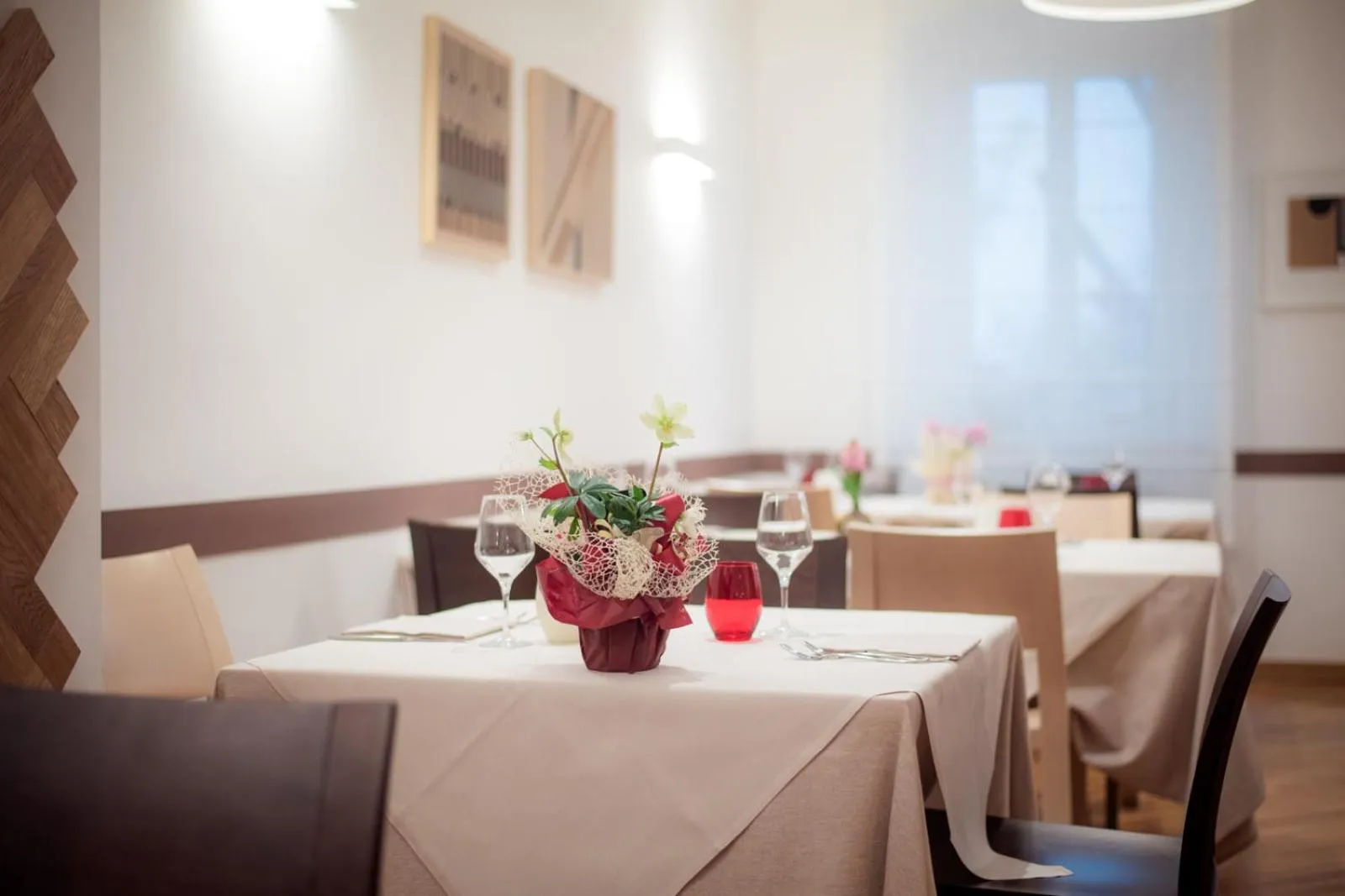 Restaurant/places to eat in Hotel Valeria