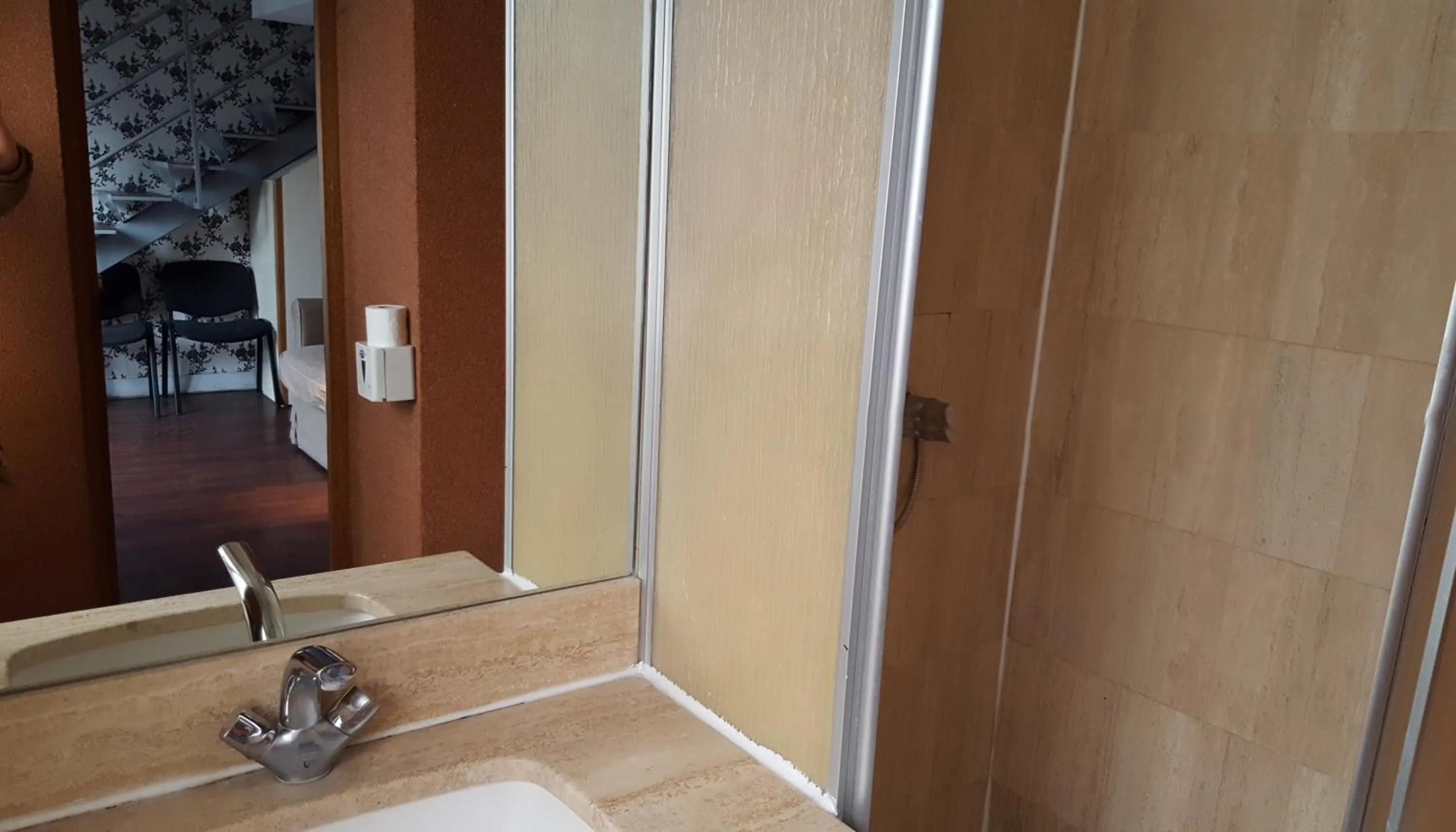 Bathroom in Hôtel Média