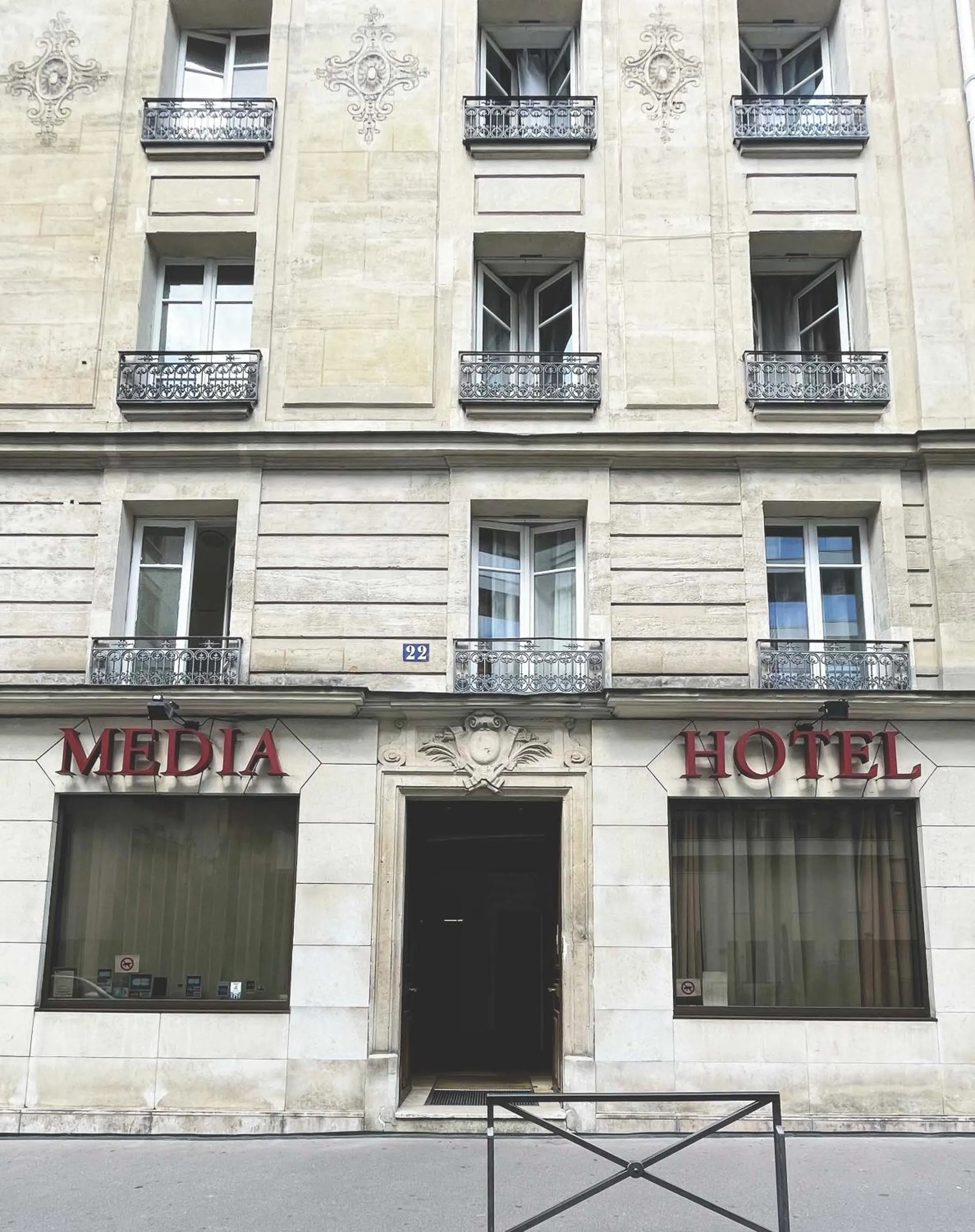 Property building in Hôtel Média