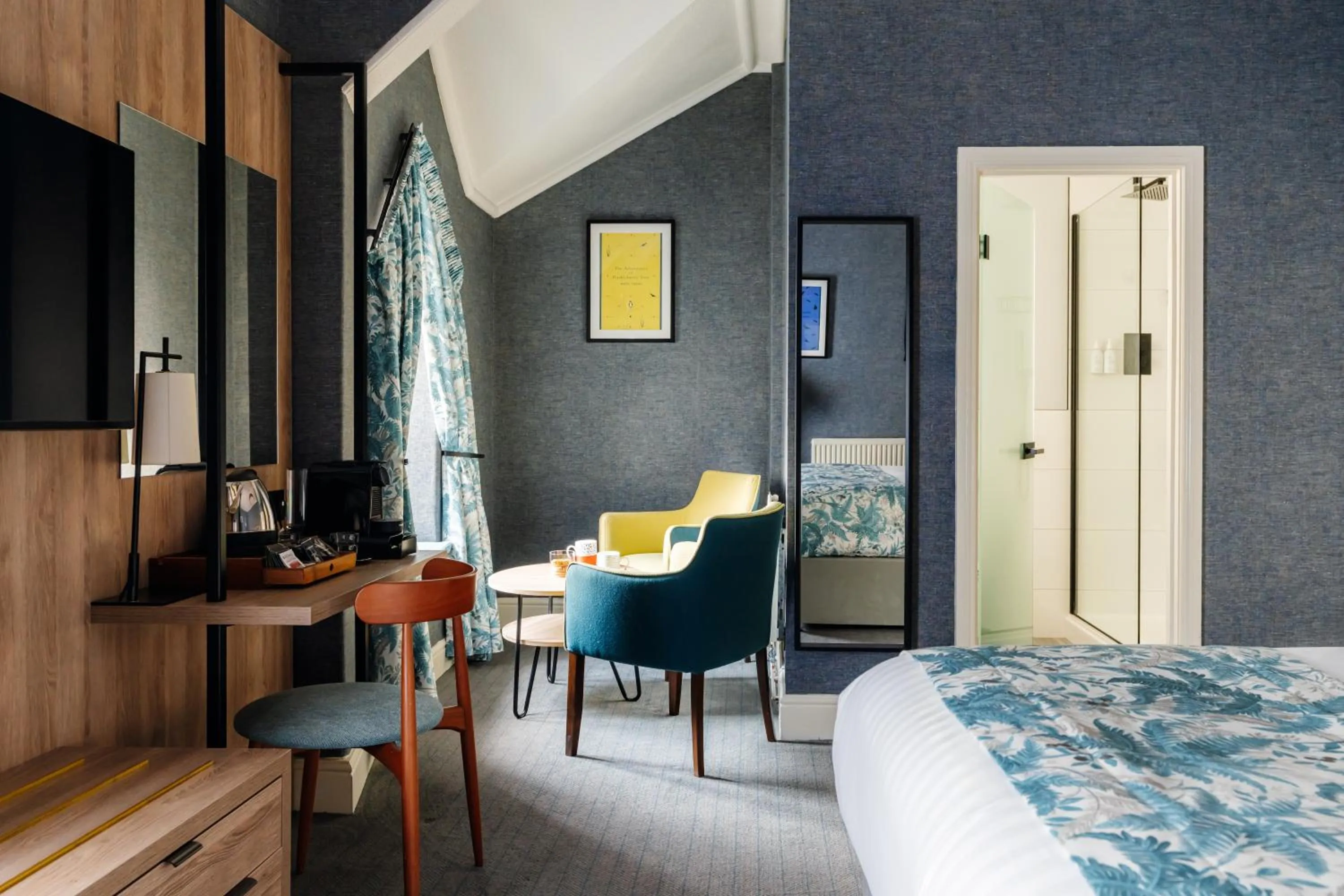 Seating area, Bed in Craig Manor