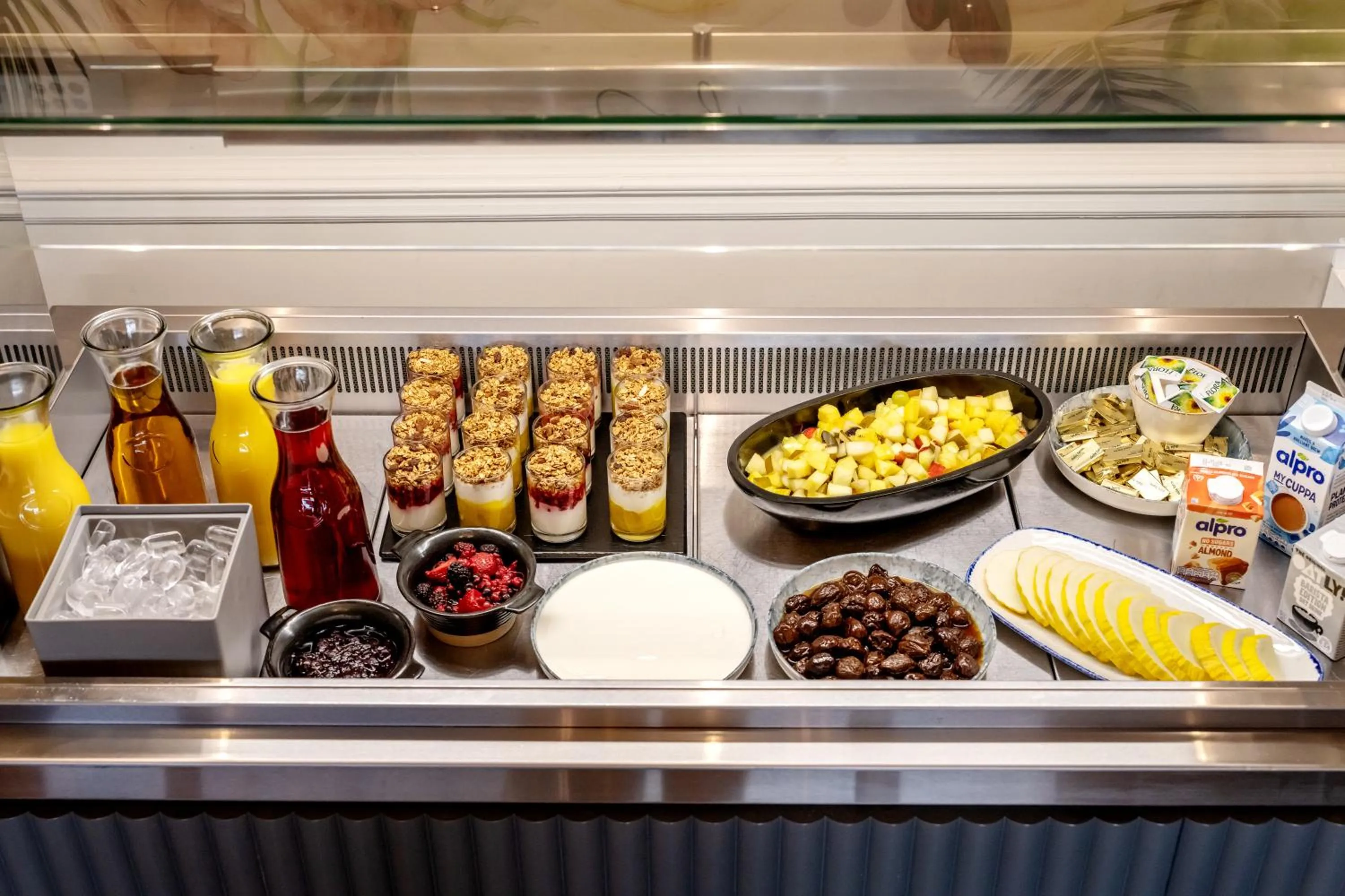 Buffet breakfast in Craig Manor