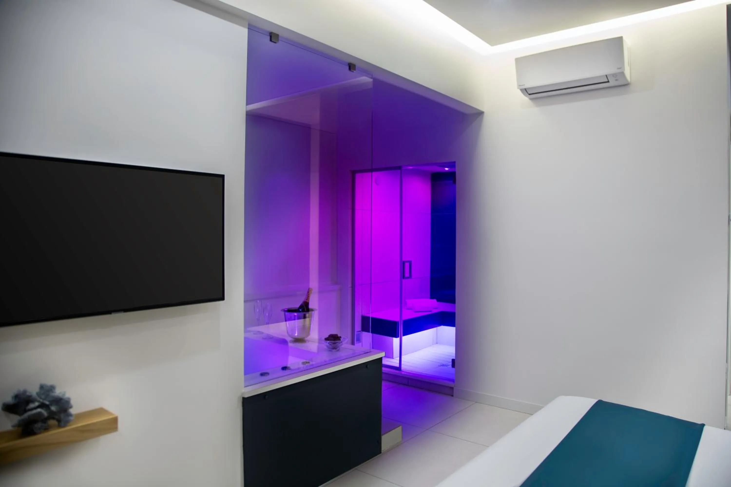 Photo of the whole room, Bed in Carten