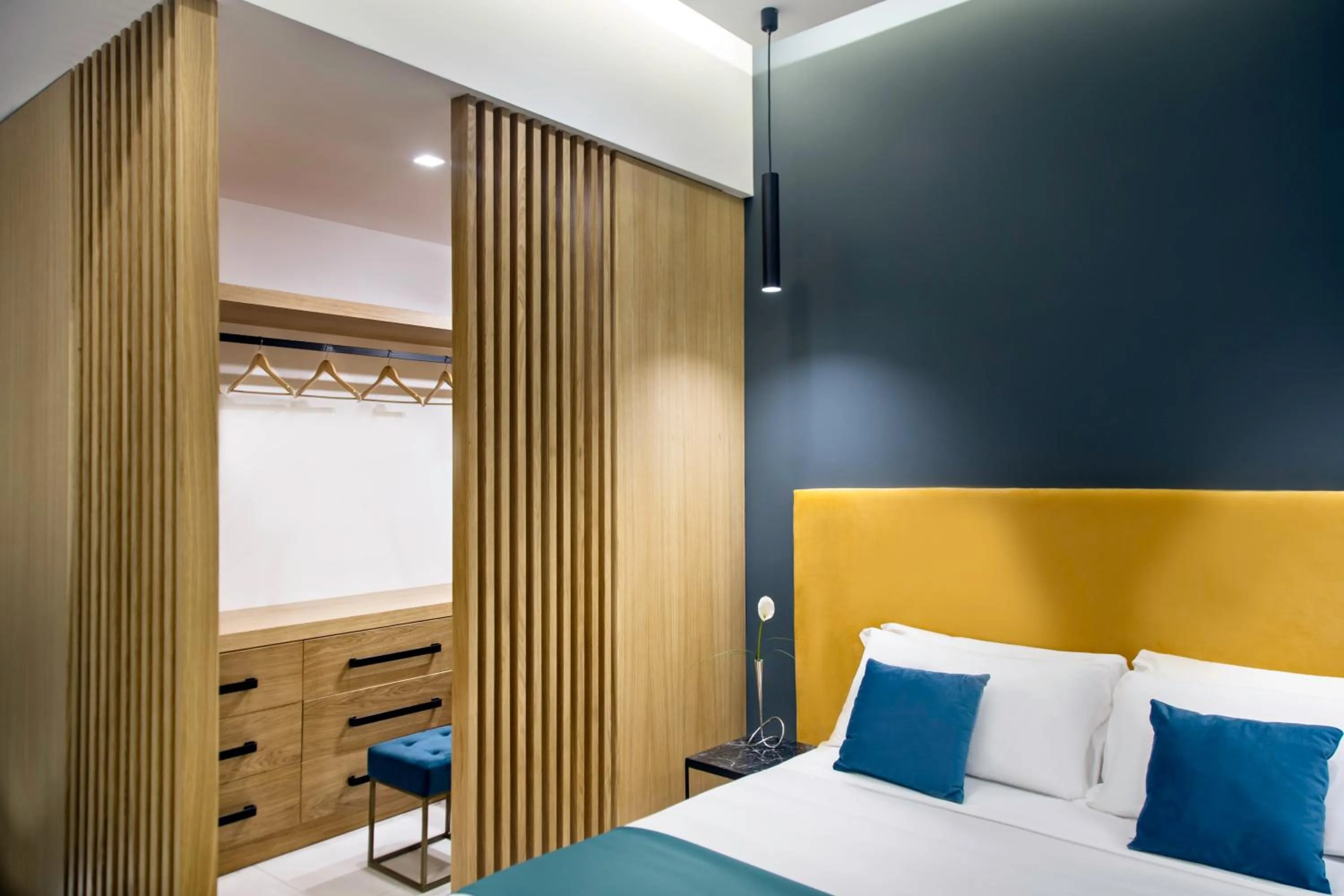 Photo of the whole room, Bed in Carten