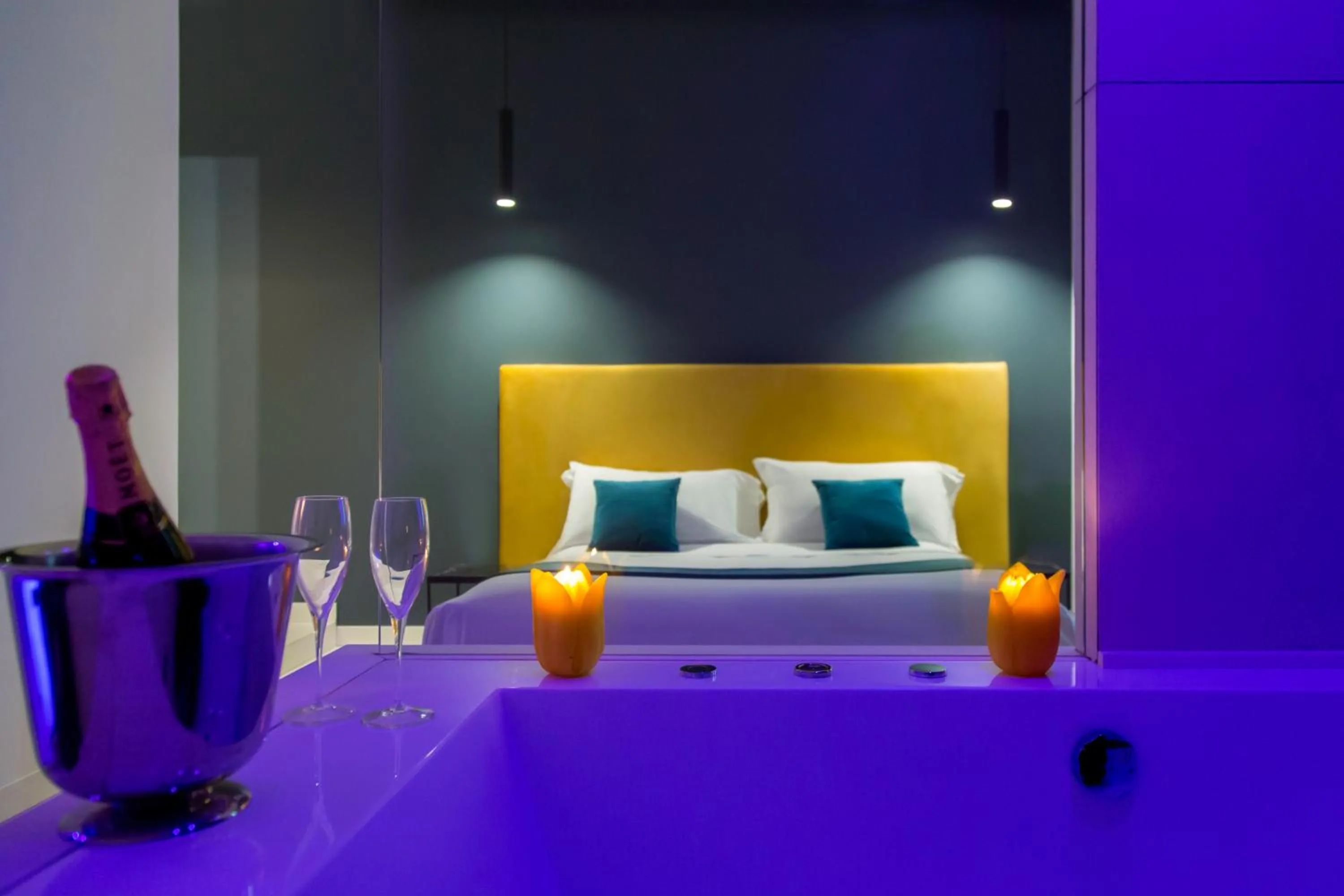 Photo of the whole room, Bed in Carten