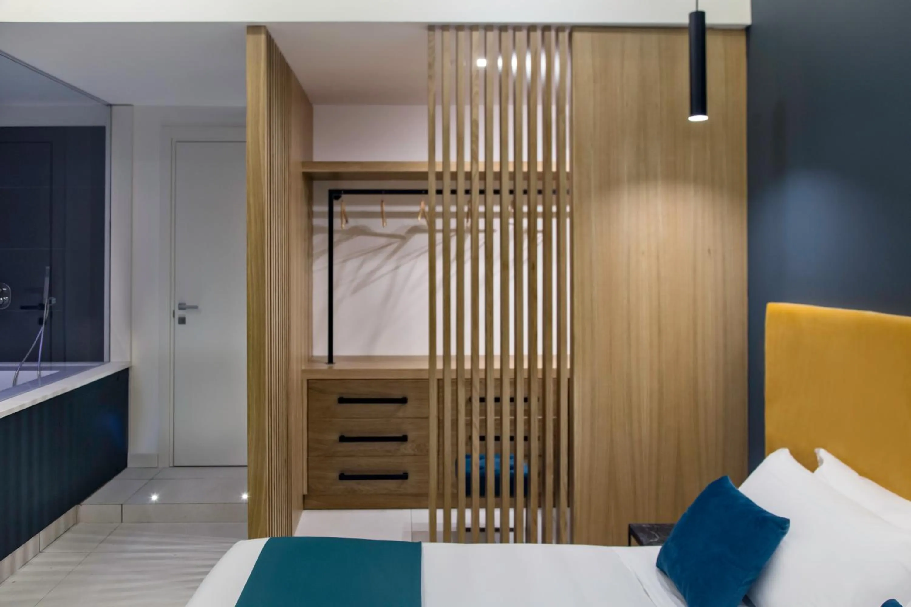 Photo of the whole room, Bed in Carten