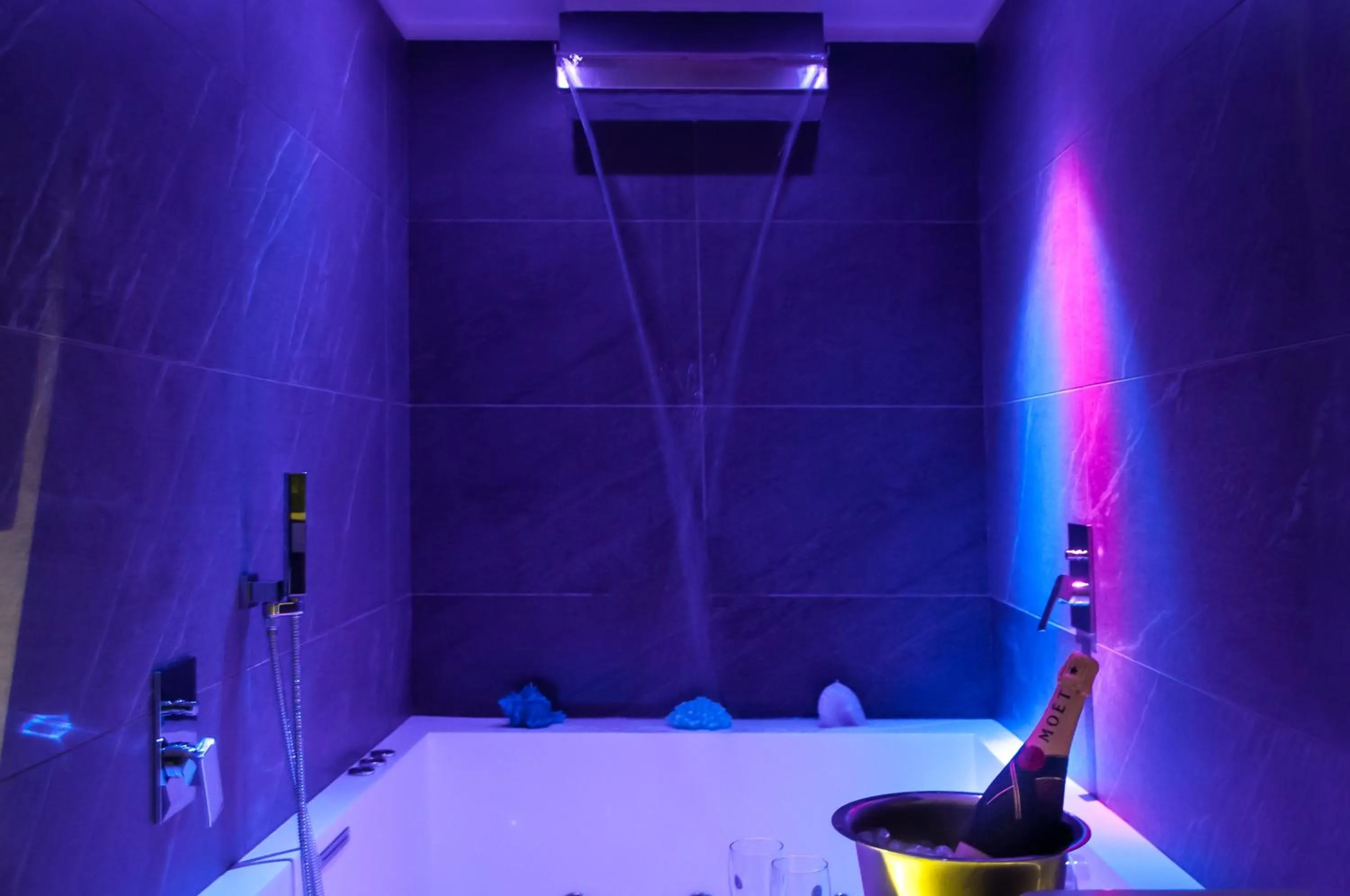 Bathroom, Bed in Carten