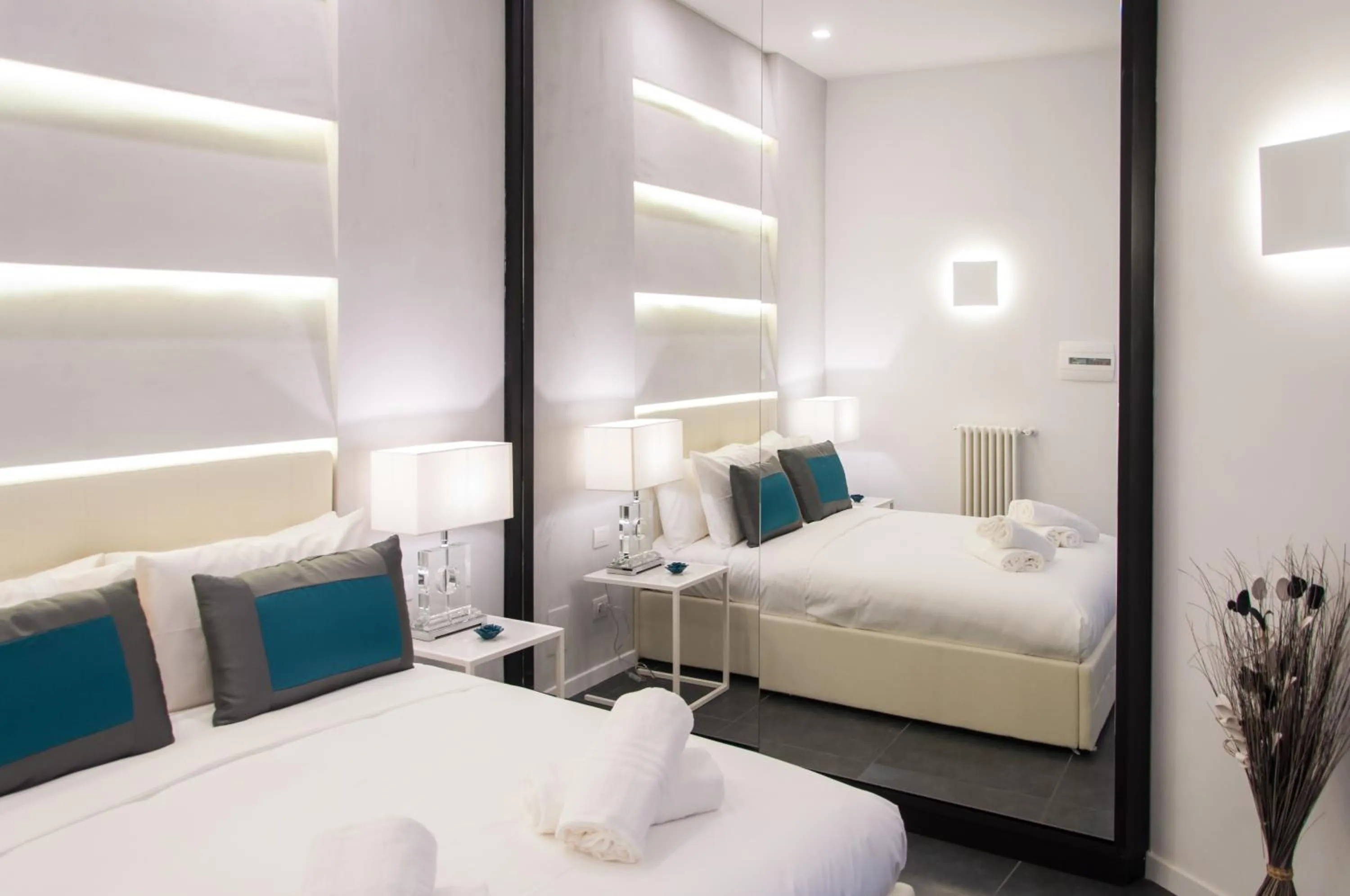 Photo of the whole room, Bed in Carten